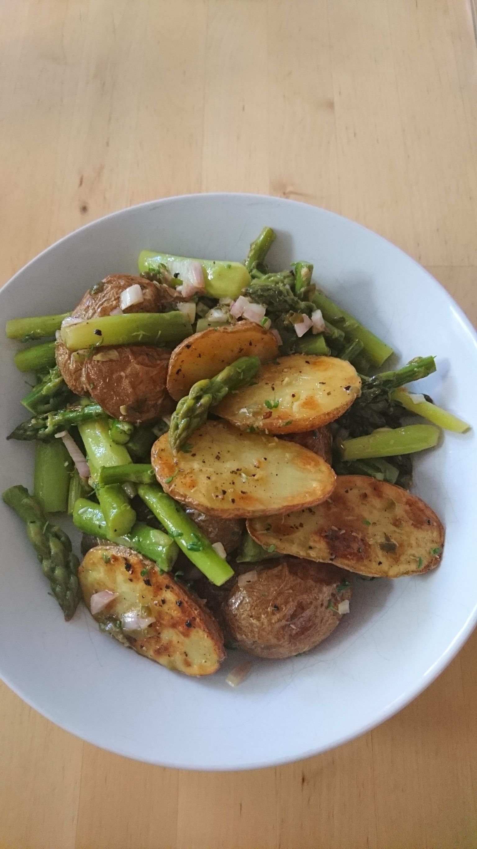 Grüner Spargel mit Kartoffeln vom Blech und einer Ho...