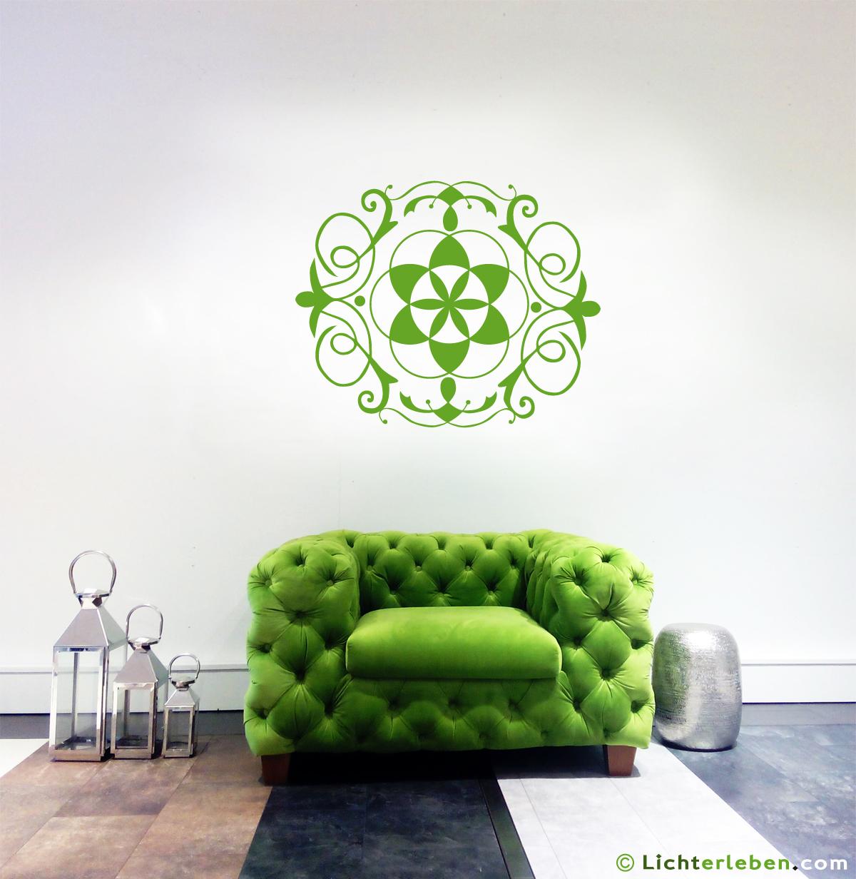 Grünes Sofa mit  Wandtattoo in apfelgrün *Saat des Lebens* #wandtattoo #wanddeko ©Lichterleben.com