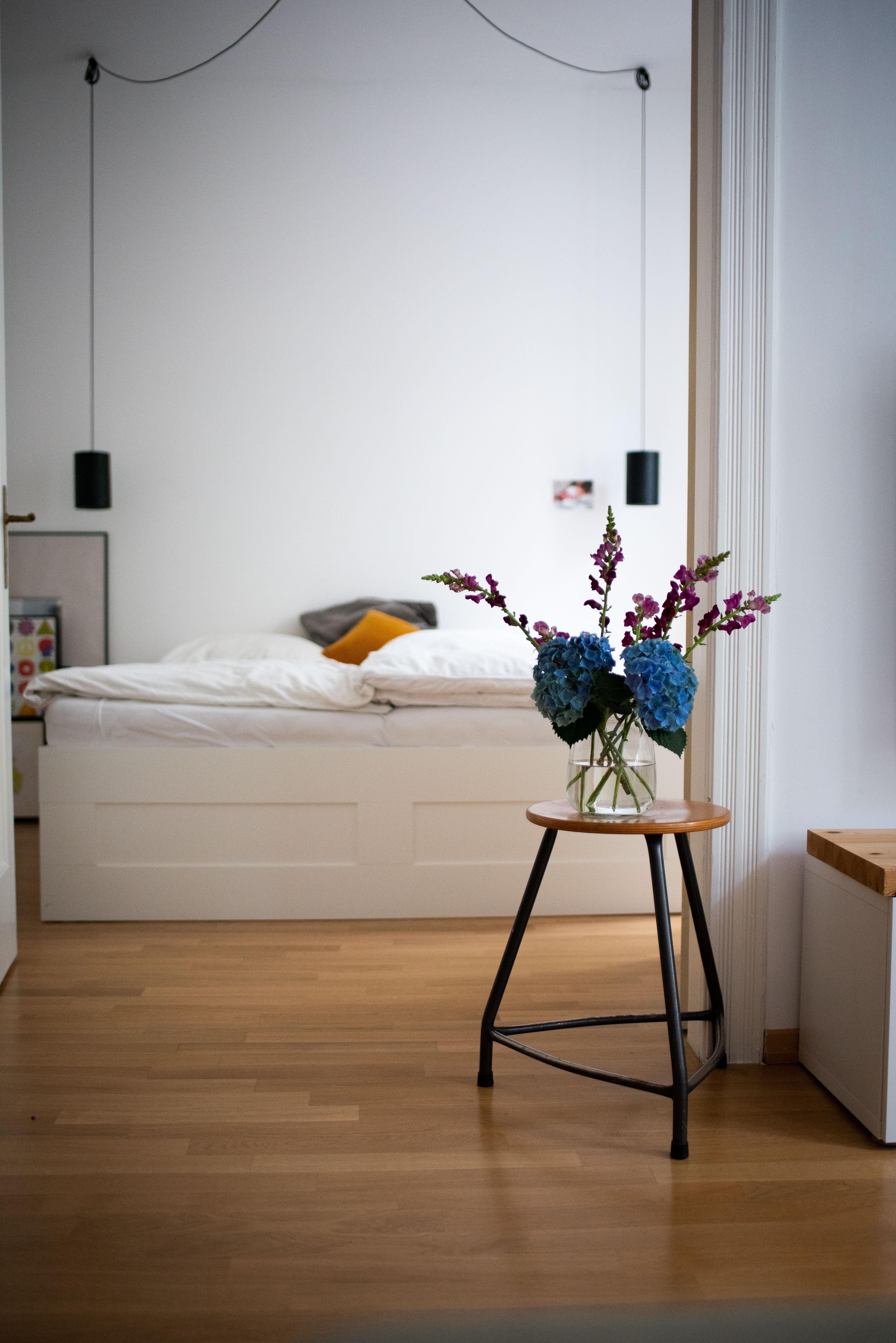 Guten Montagmorgen!!! #schlafzimmer #altbau #vintage #whiteliving #minimalism #interiordesign #interiorinspo #flowers