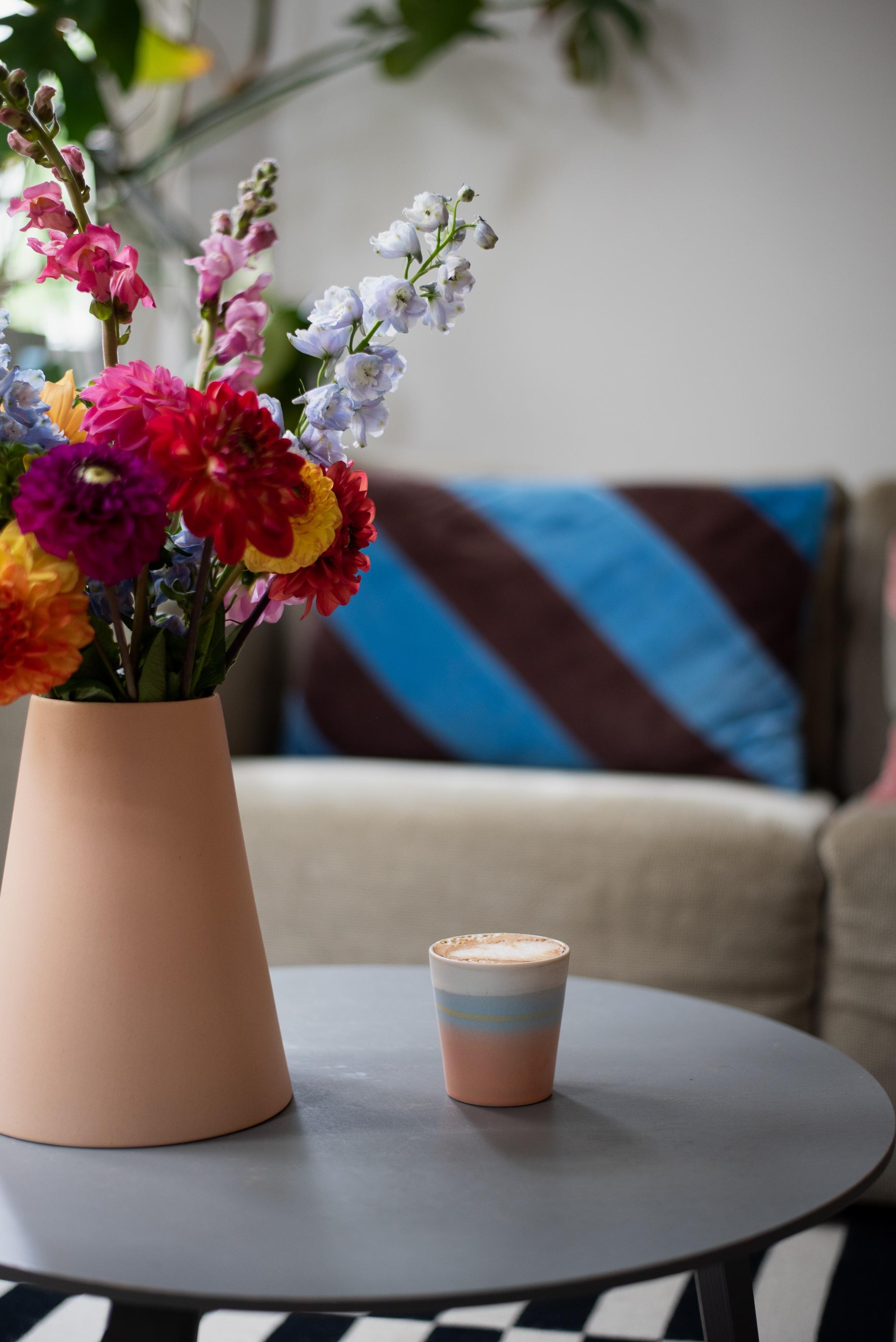 Guten Morgen 🌷☕️ #wohnzimmer #blumen #kaffee #keramik #interiorinspo #livingroom