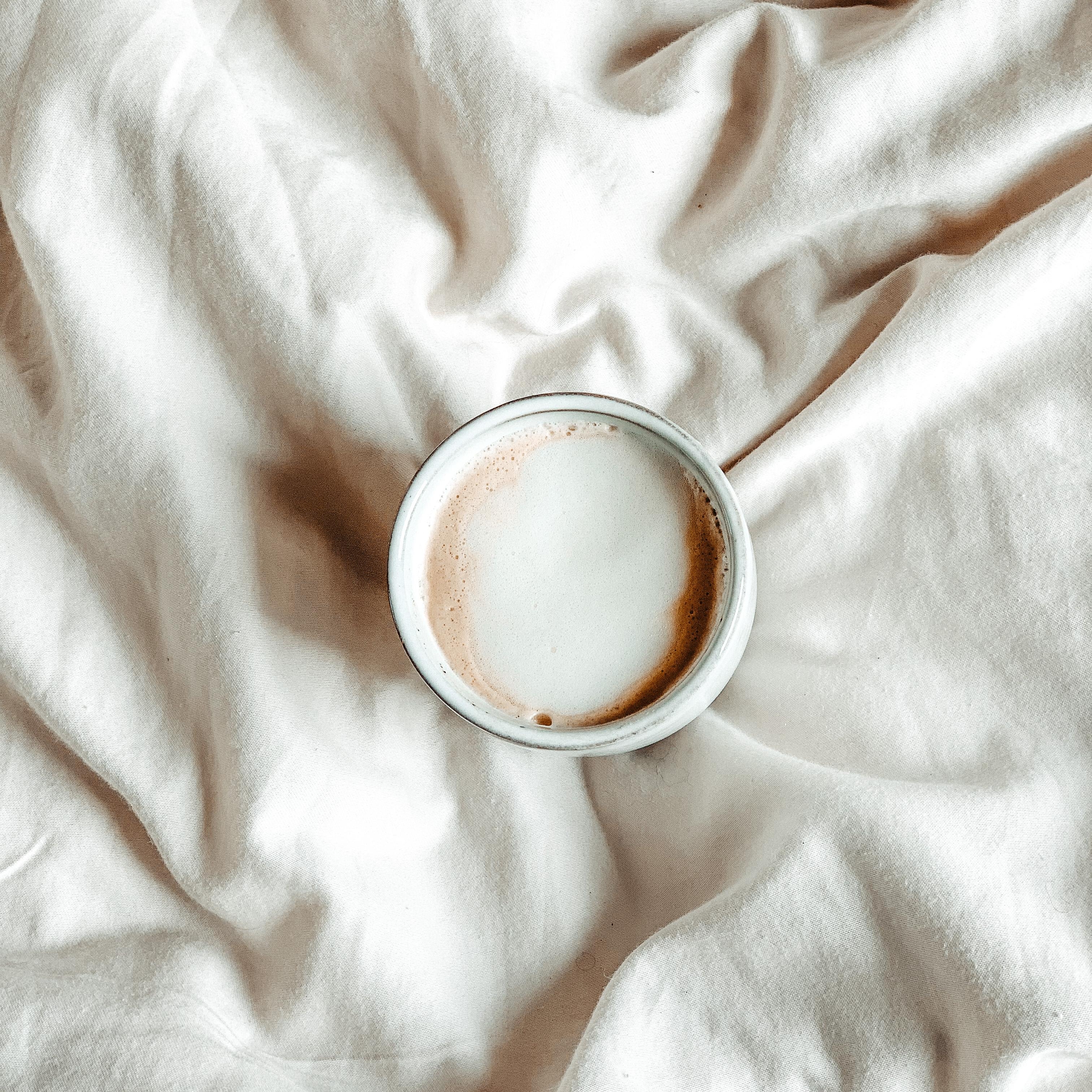 Guten Morgen am #sonntag. Ich starte heute mit einem #kaffee im Bett. #kaffeeliebe #coffee #cappuccino #beige