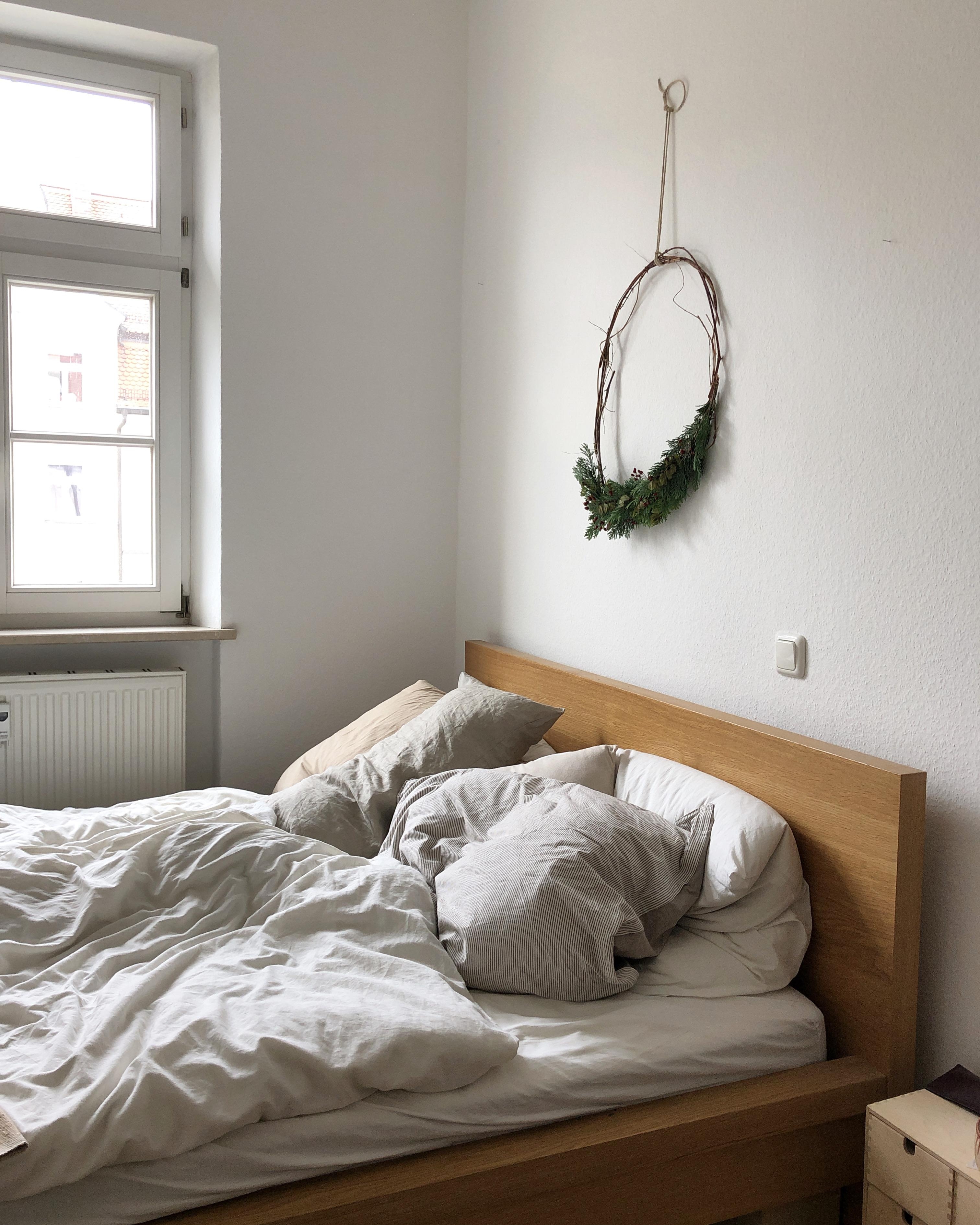Guten Morgen aus dem #schlafzimmer. #deko #diy #kranz #bett #minimalistisch 