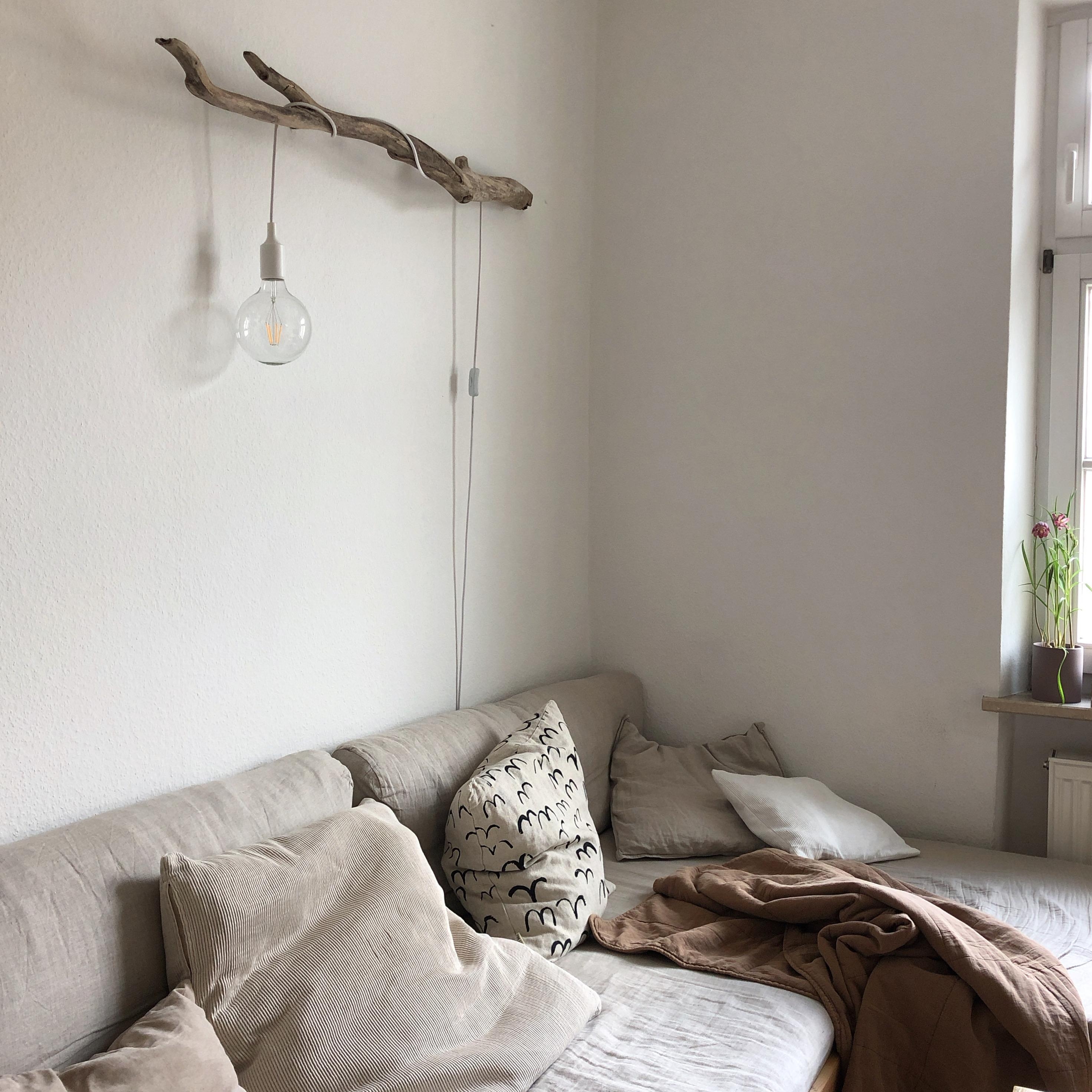 Guten Morgen aus dem #wohnzimmer _ #treibholzlampe #diy #sofa #couch 