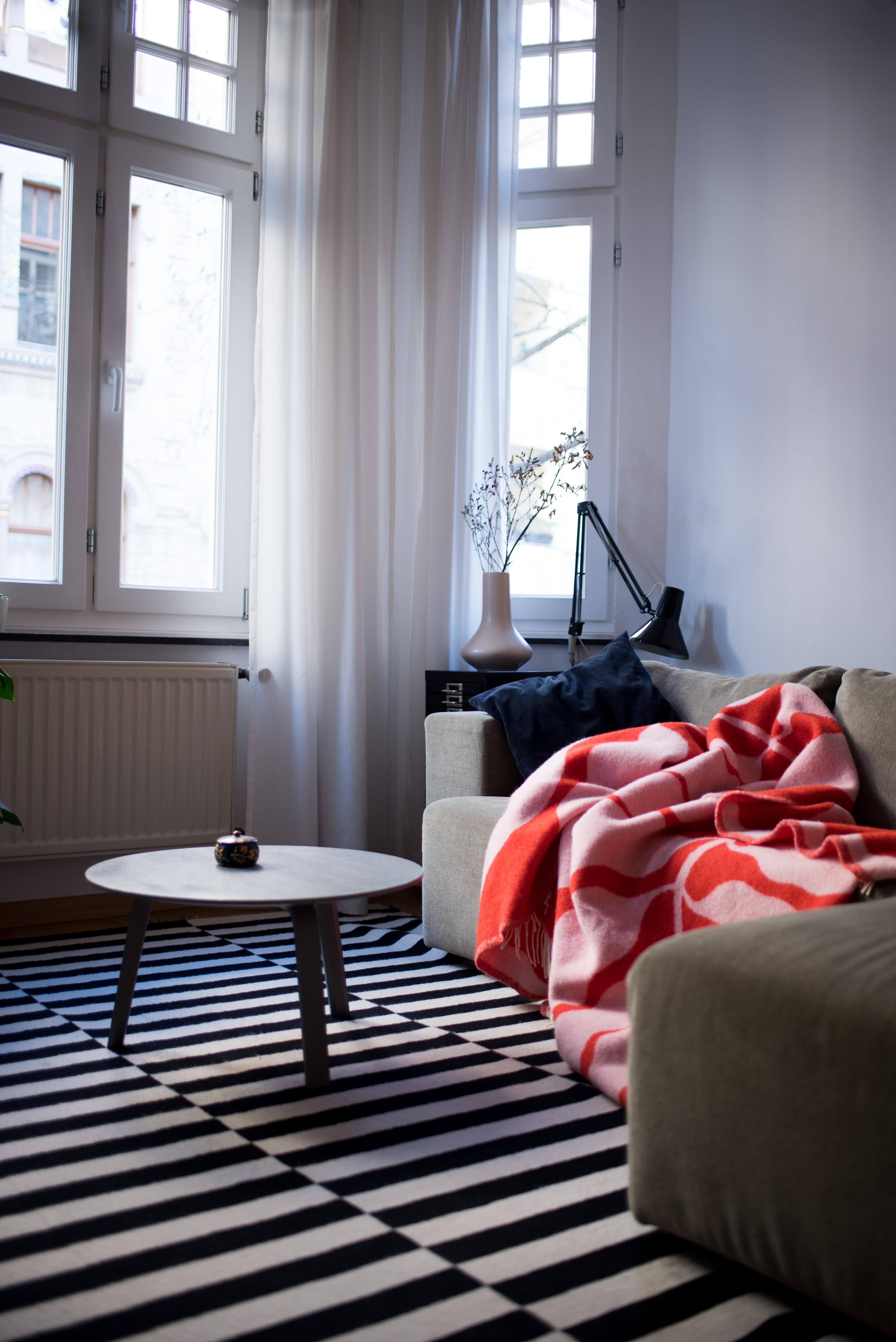 Guten Morgen aus der Kuschelecke! #couch #wohnzimmer #altbau #cozyplace #morningmood #interiorstyle #interior #colorful