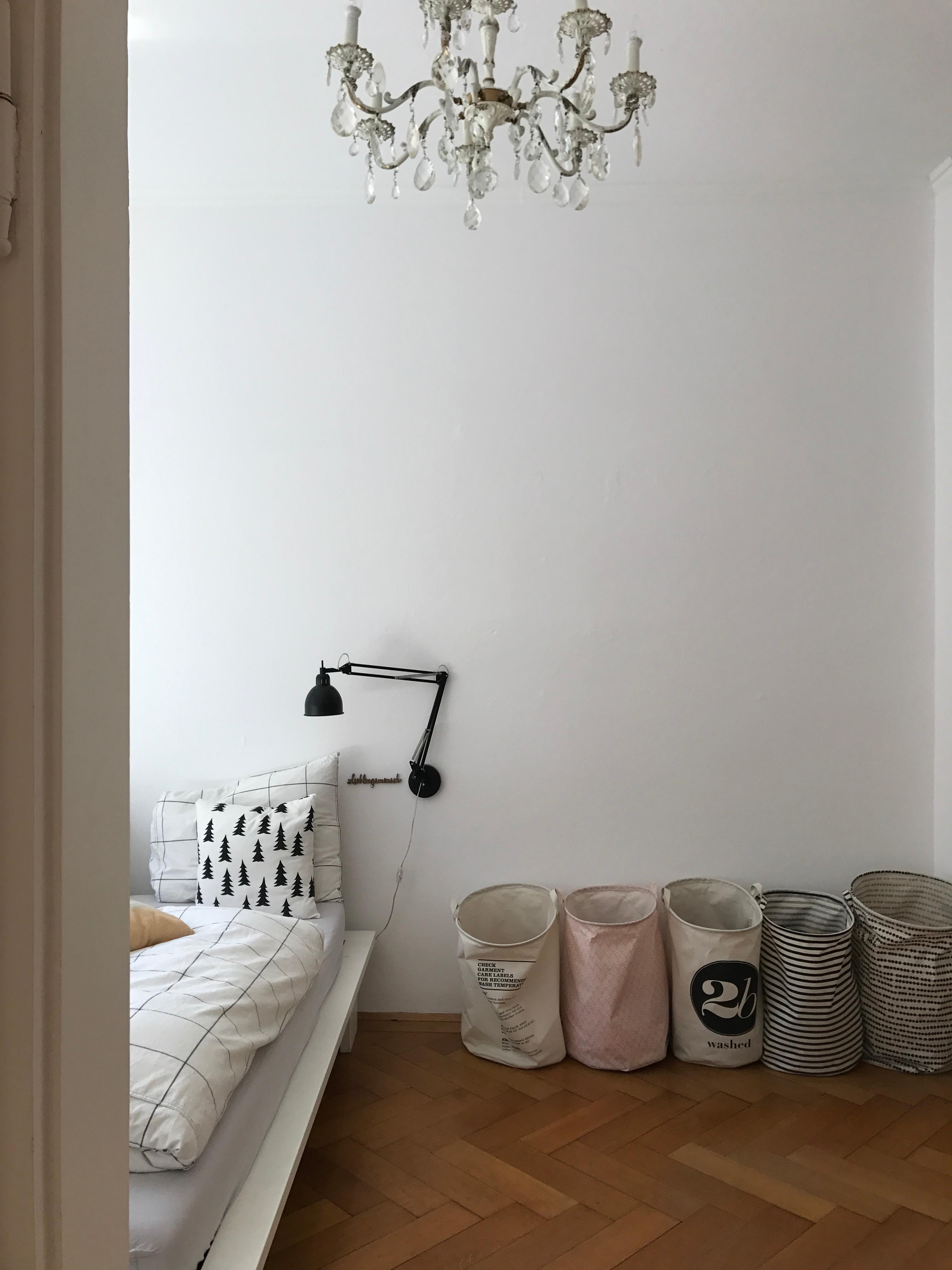 Guten Morgen
#bedroom #schlafzimmer #whiteliving #simplicity #minimalistisch #altbau #morninglight