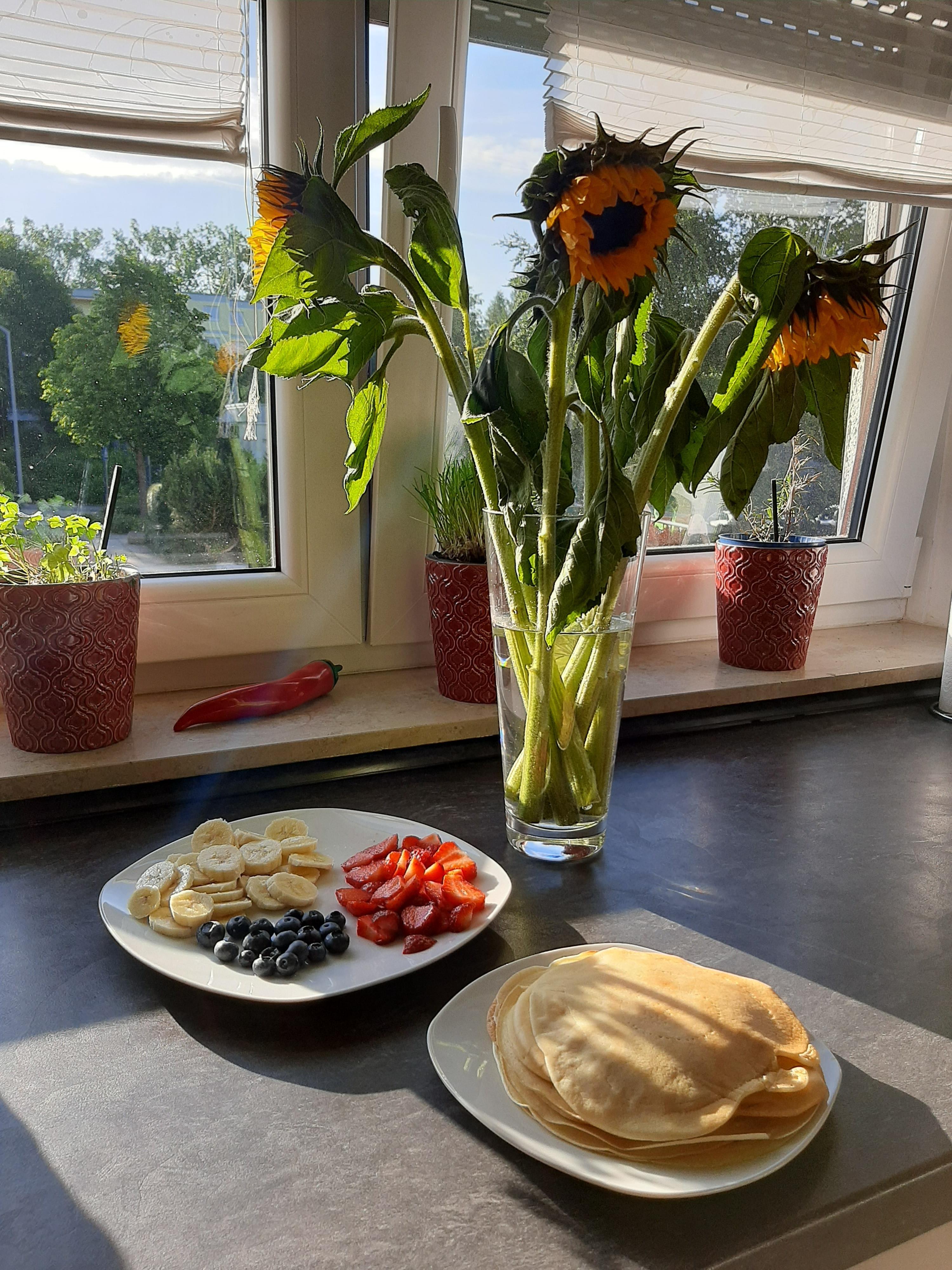 Guten Morgen!
#Frühstück #Bananen #Erdbeeren #Blaubeeren #Pfannkuchen #Morgensonne #Küche
#sonnenblumen 
