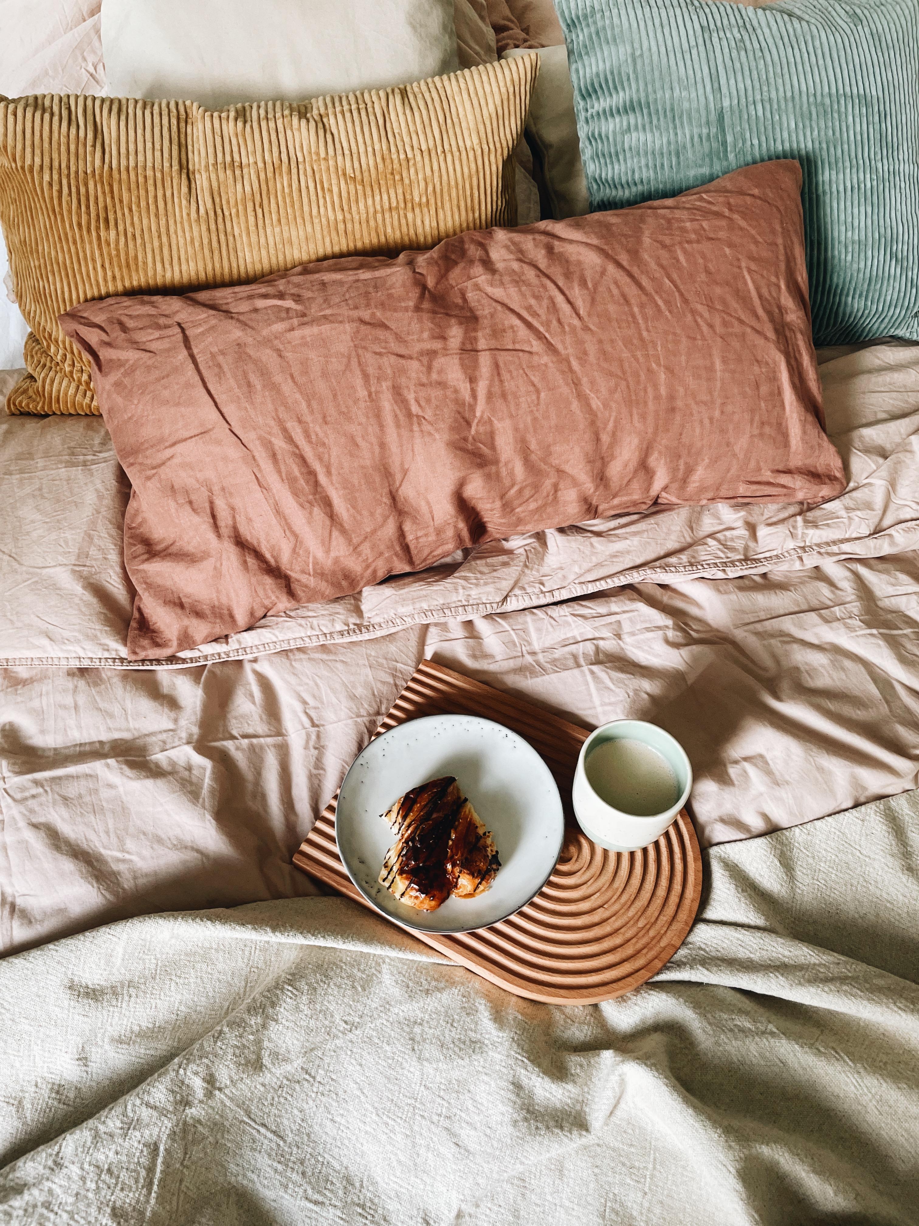 Guten Morgen! Kaffee im Bett, gibt’s was schöneres? #kaffee #bett #schlafzimmer #couchstyle #inspiration #details