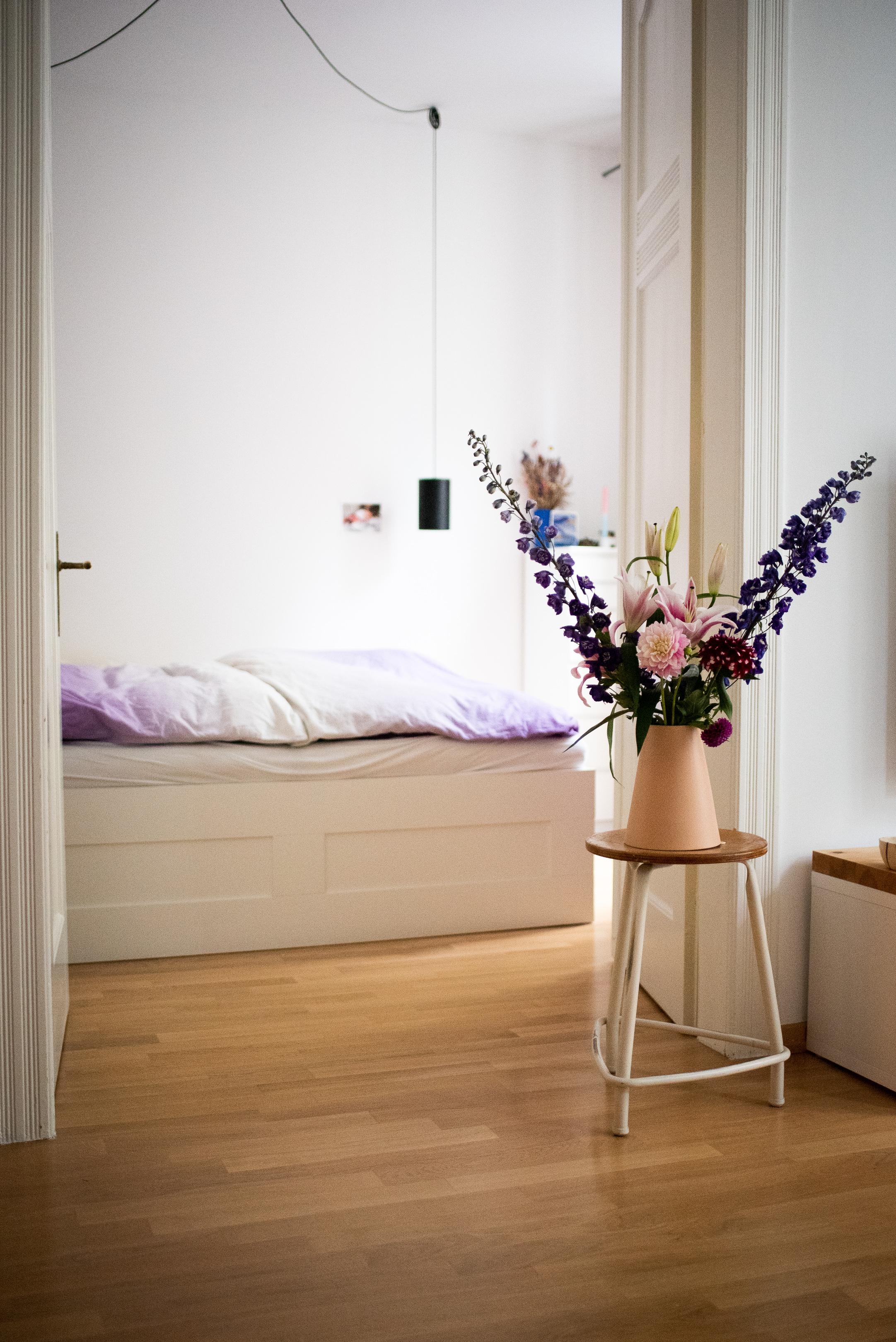 Guten Morgen! #schlafzimmer #bedroom #interiorstyle #freshflowers #vase #interiorinspo