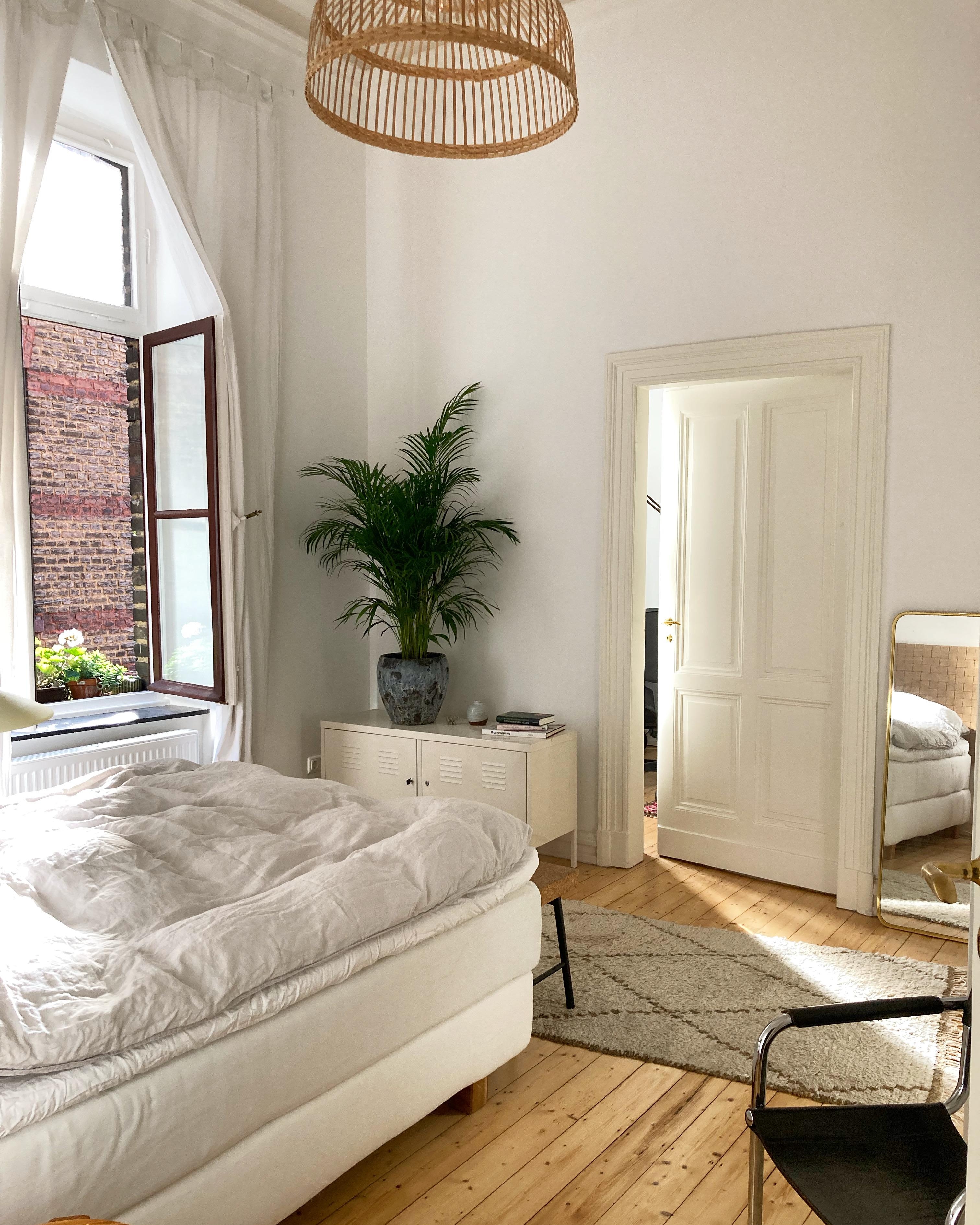 Guten Morgen Wochenende #schlafzimmer#bedroom#altbau#altbauliebe#sonnenlicht#gemütlichkeit#schlafzimmerinspo#interior