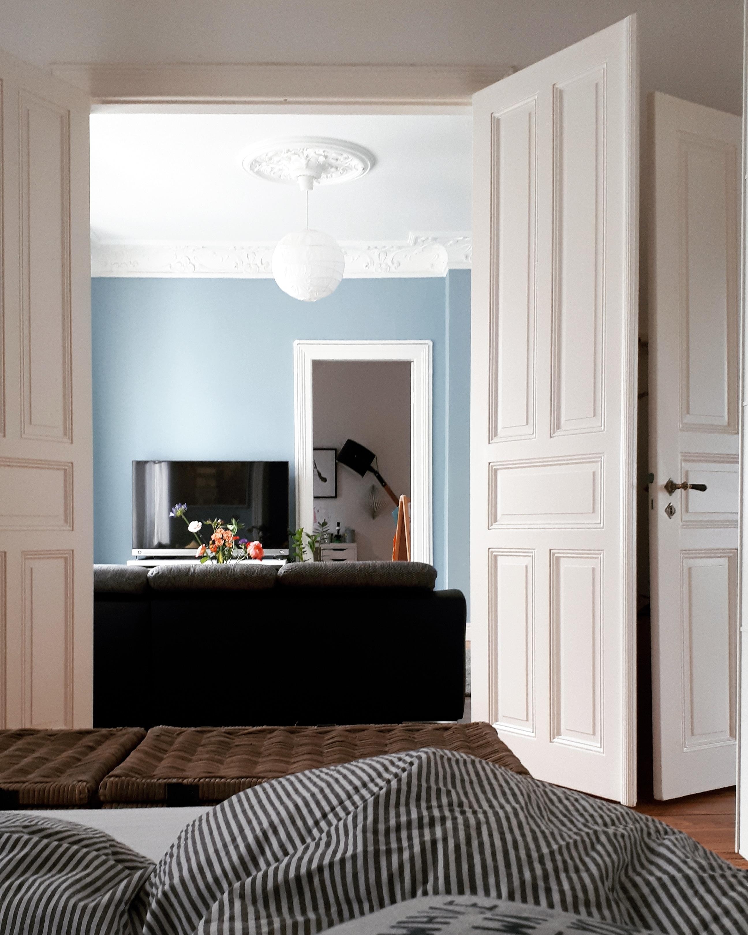 Guten Morgen 
#wohnzimmer #schlafzimmer #durchblick #arbeitszimmer #altbau #altbauliebe #stuck #blauewand