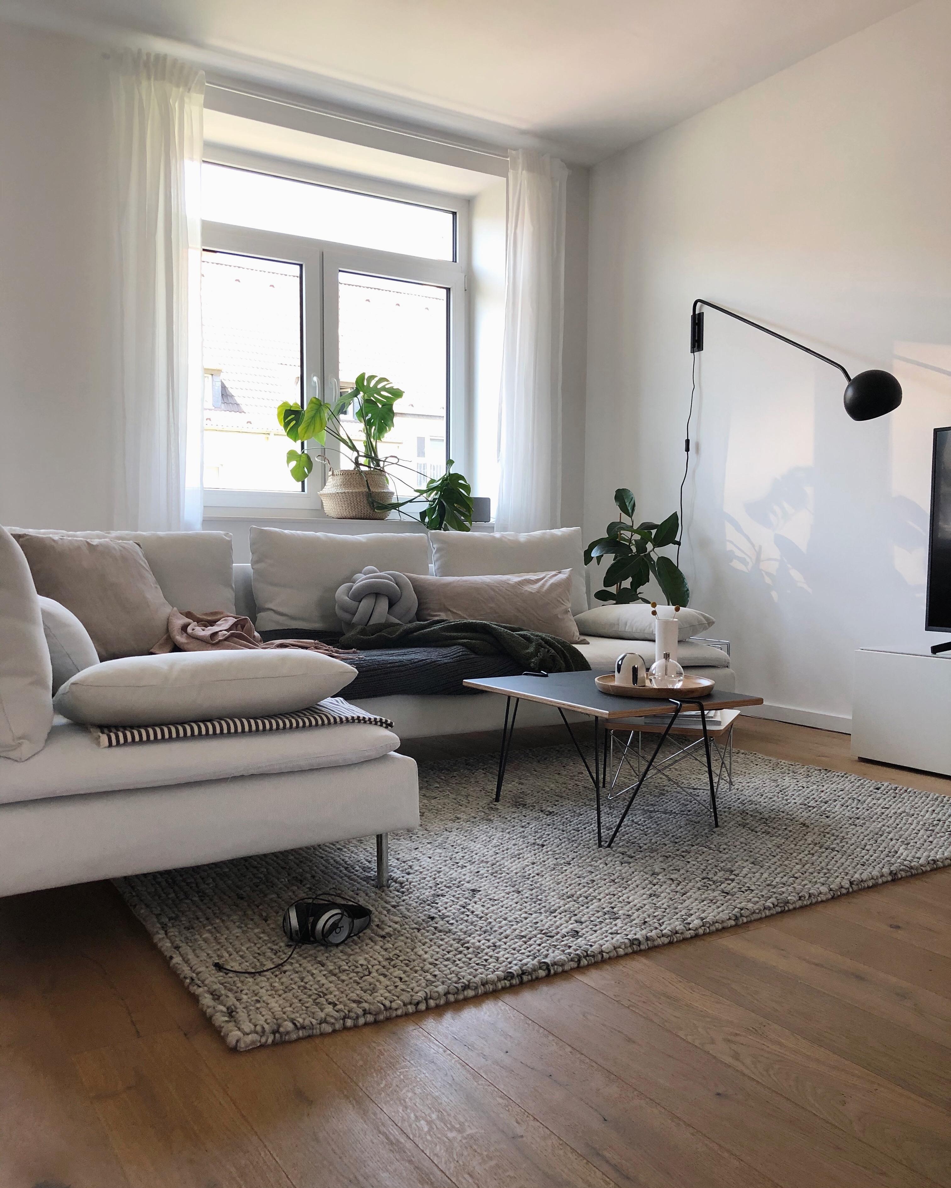 Guten Start in die kurze Woche 💛
#wohnzimmer #livingroom #sofa #couch #couchstyle #couchtisch #interior #wanddeko