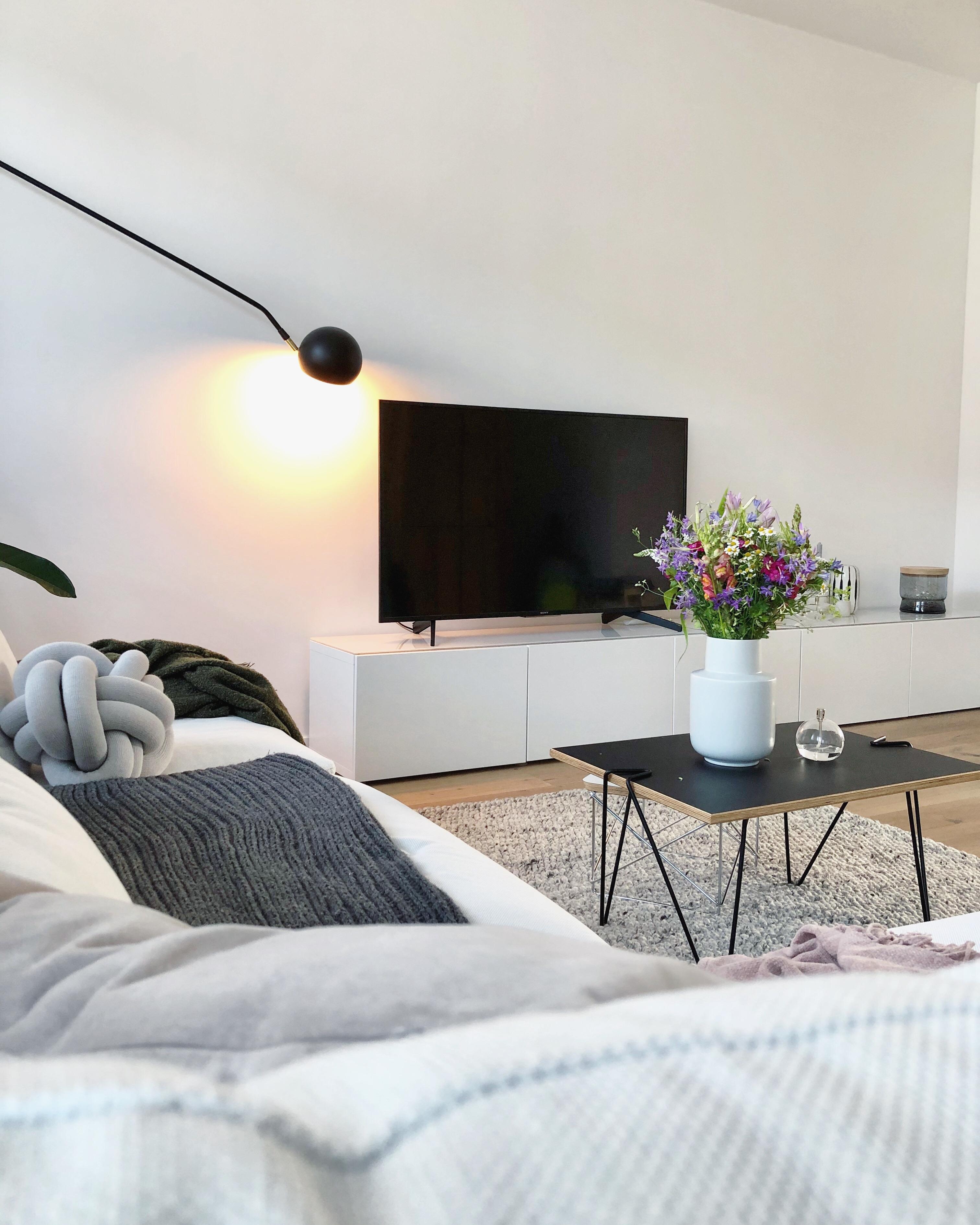 #GuteNacht 💙 
#wohnzimmer #livingroom #couch #couchstyle #sofa #couchtisch #sideboard #TV #freshflowers #blumen