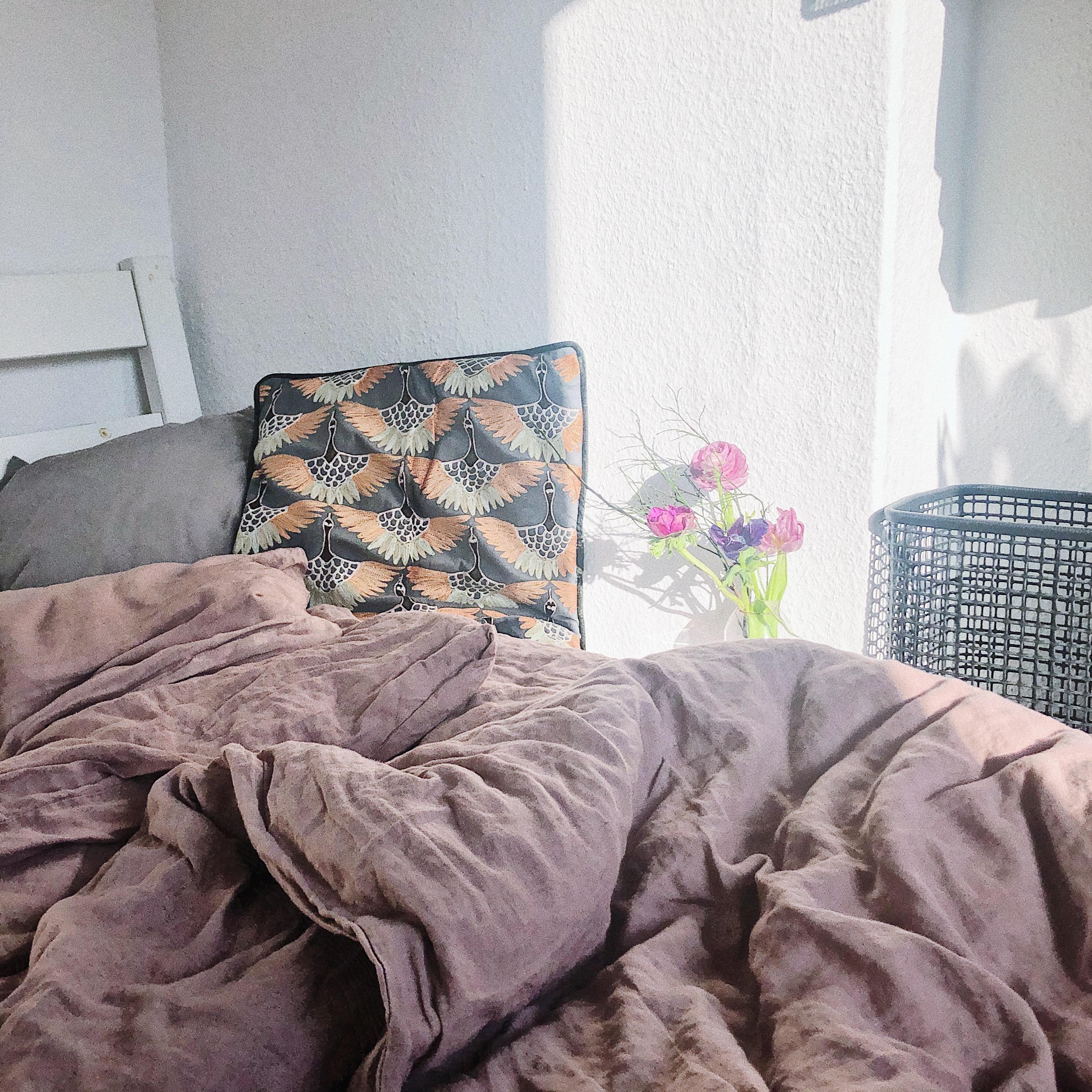 Guter Platz... 💫
#Schlafzimmer #Bett #Details #Blumen #Leinenbettwäsche