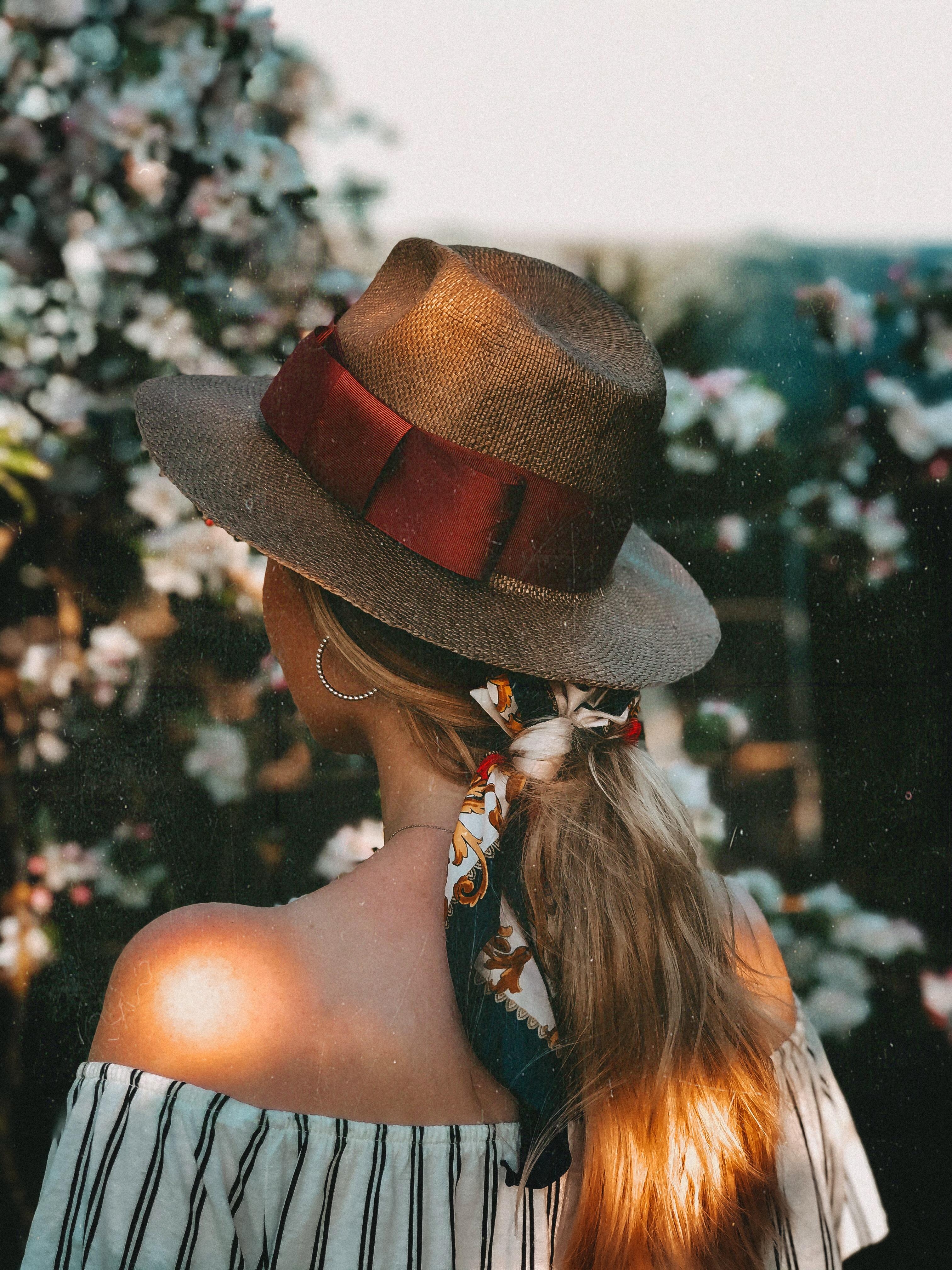 Haarband, Creolen und Hut, die perfekten #accessoires für jeden Frühlingslook 🌸 #fashionchallenge