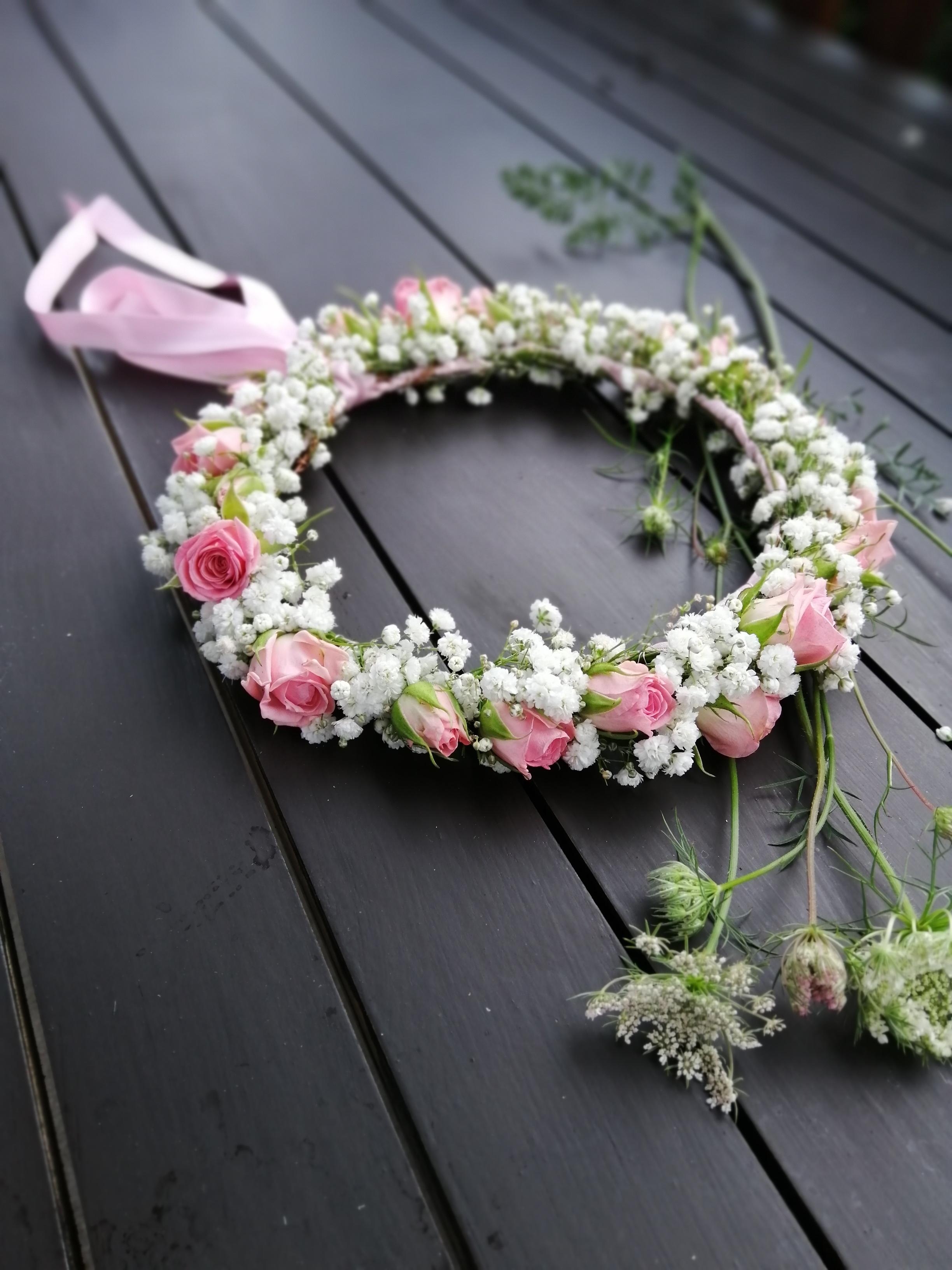 Haarkränzchen für die Tochter der Braut 🌿🌸 #haarschmuck #freshflower #blumenkranz #diy