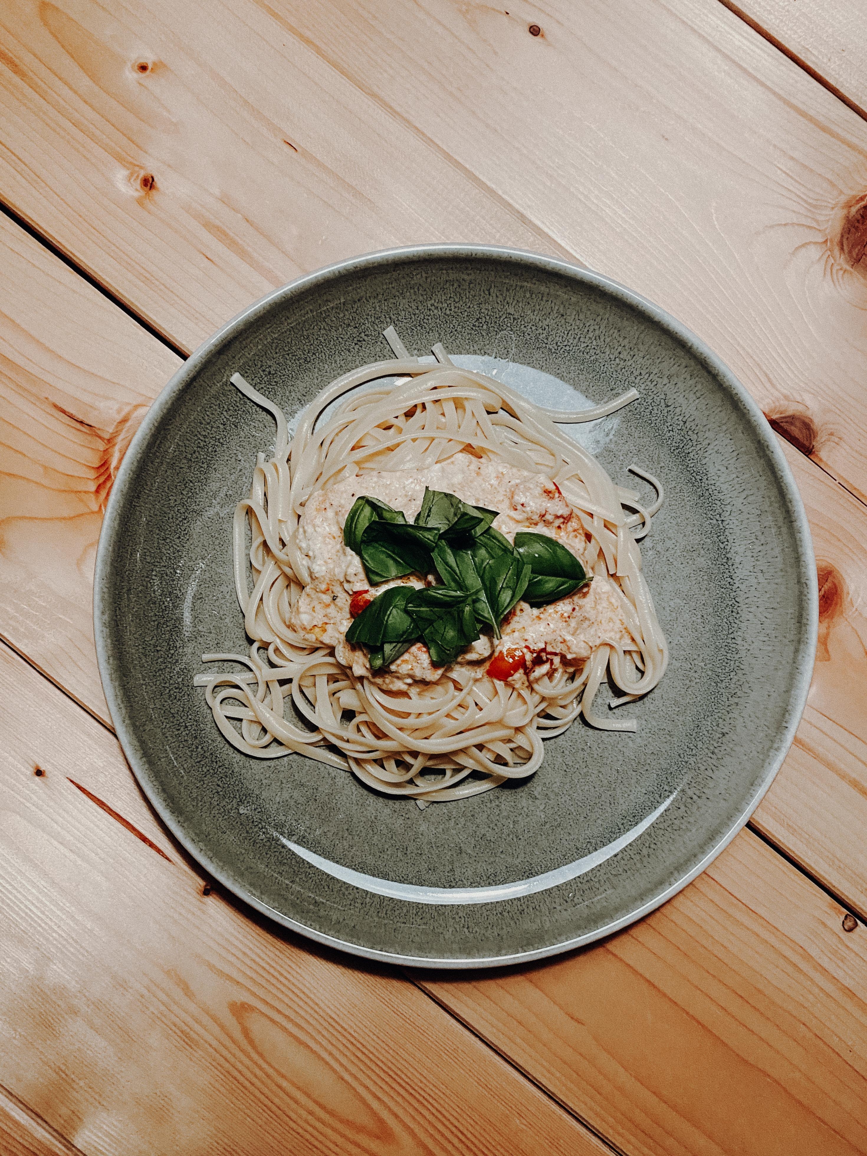 Hab gestern den Instagram-Foodtrend #fetapasta ausprobiert. Schmeckt himmlisch! #veggie #foodchallenge #pasta #linguine