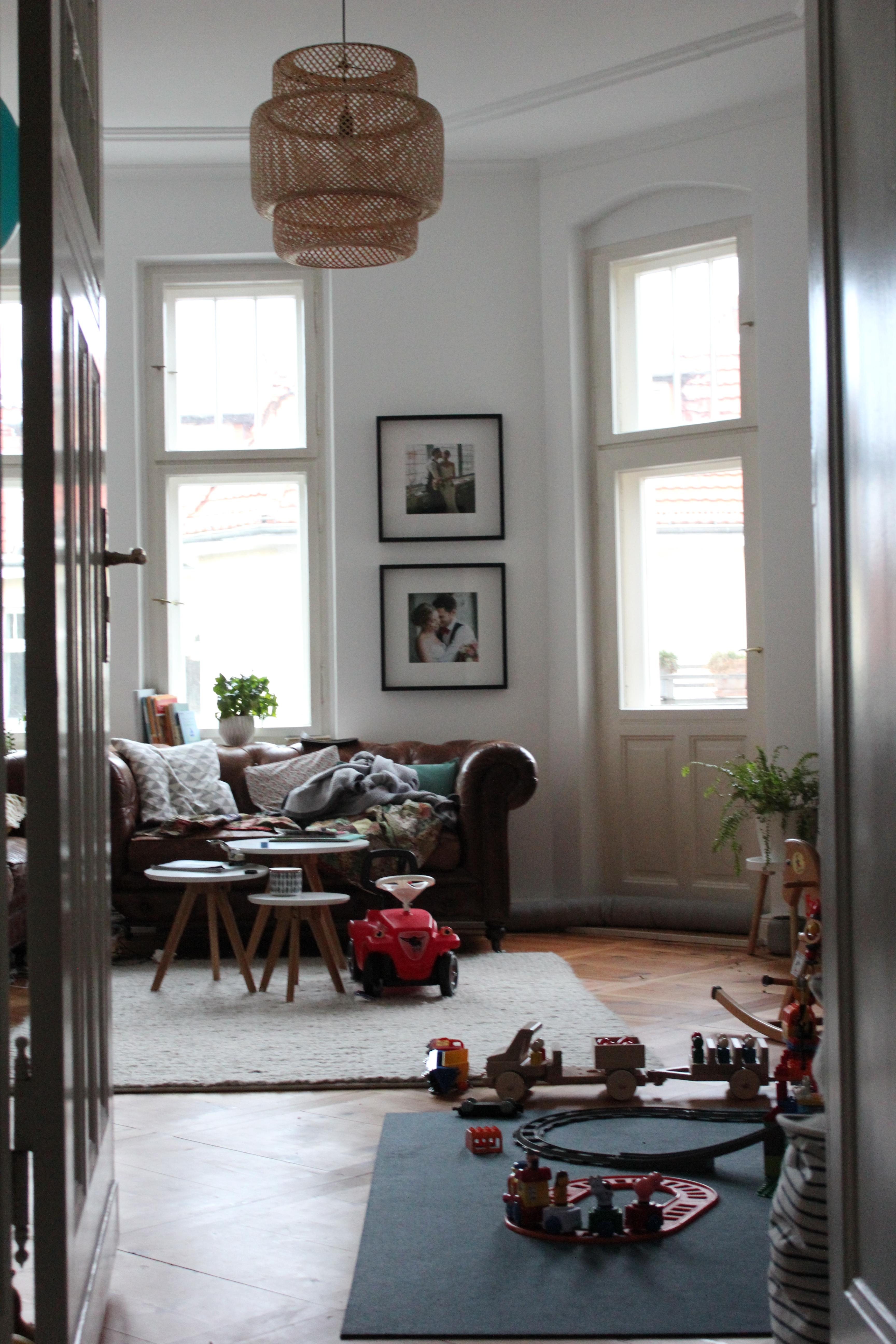 Hab mich gestern über den Blick ins Wohnzimmer gefreut - schönes Licht und überall Spielzeug :) #wohnzimmer #spieleecke 