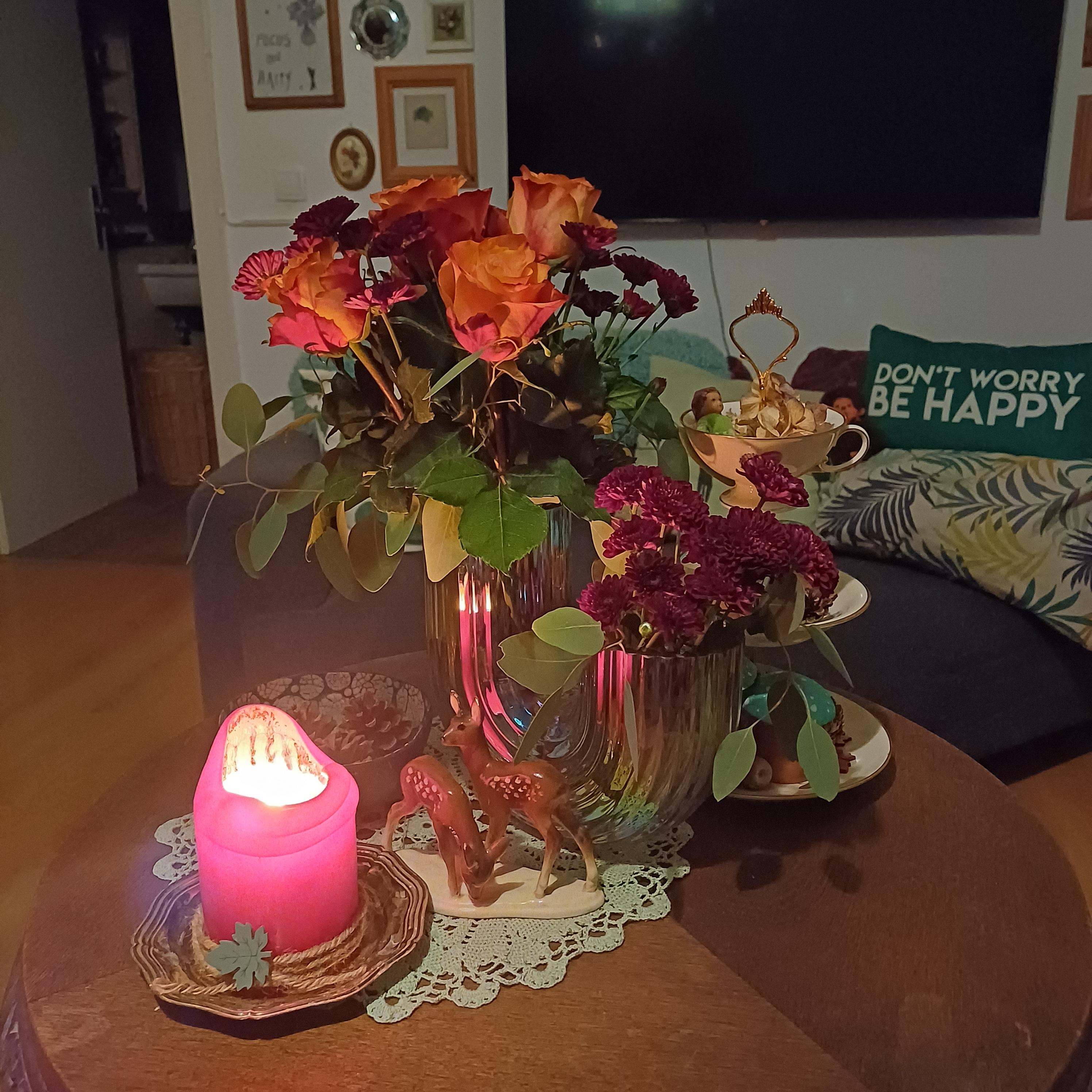 ..habs mir mit #Kerze und #frischen #Blumen #gemütlich gemacht 
#Wohnzimmer #Couchtisch #Herbst #Gemütlichkeit 