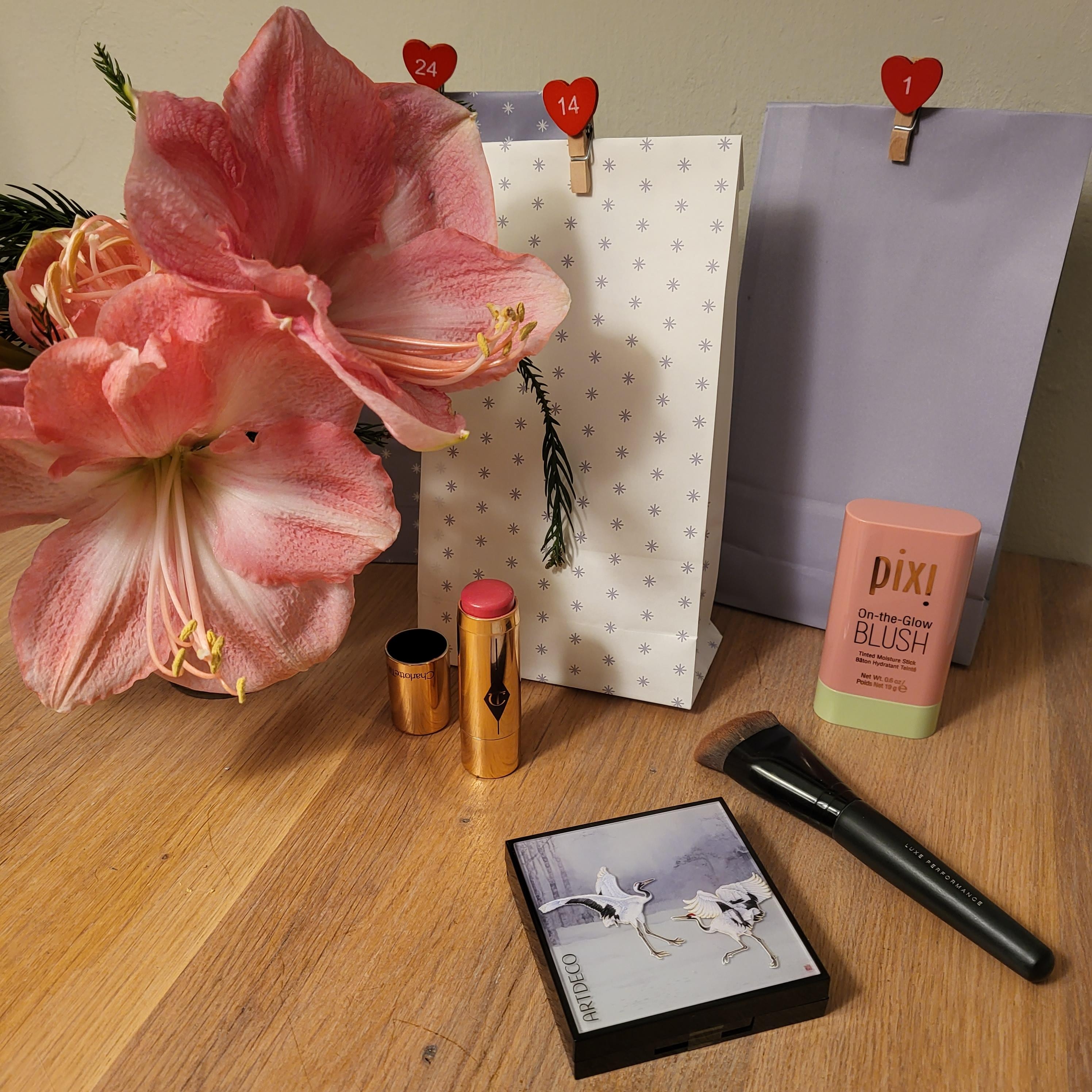 Habt Ihr schon alles eingepackt? #adventskalender #favouriteblushes #bluse #beauty