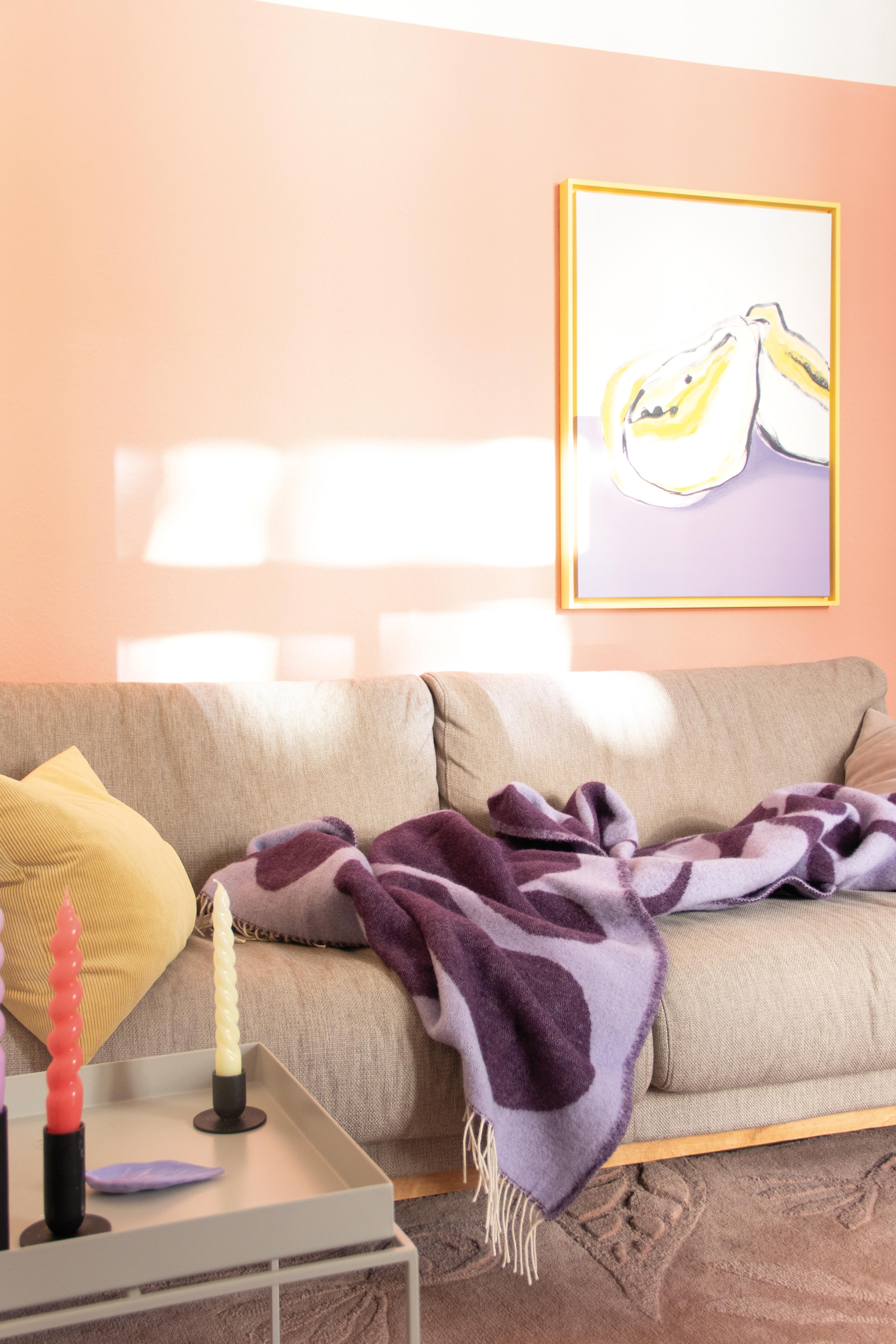 Hach, dieses #Licht
#Skandi #Kerze #Wandfarbe #Farbenfroh #Pastell  #Schatten #Wohnzimmer #Rosa #Couch