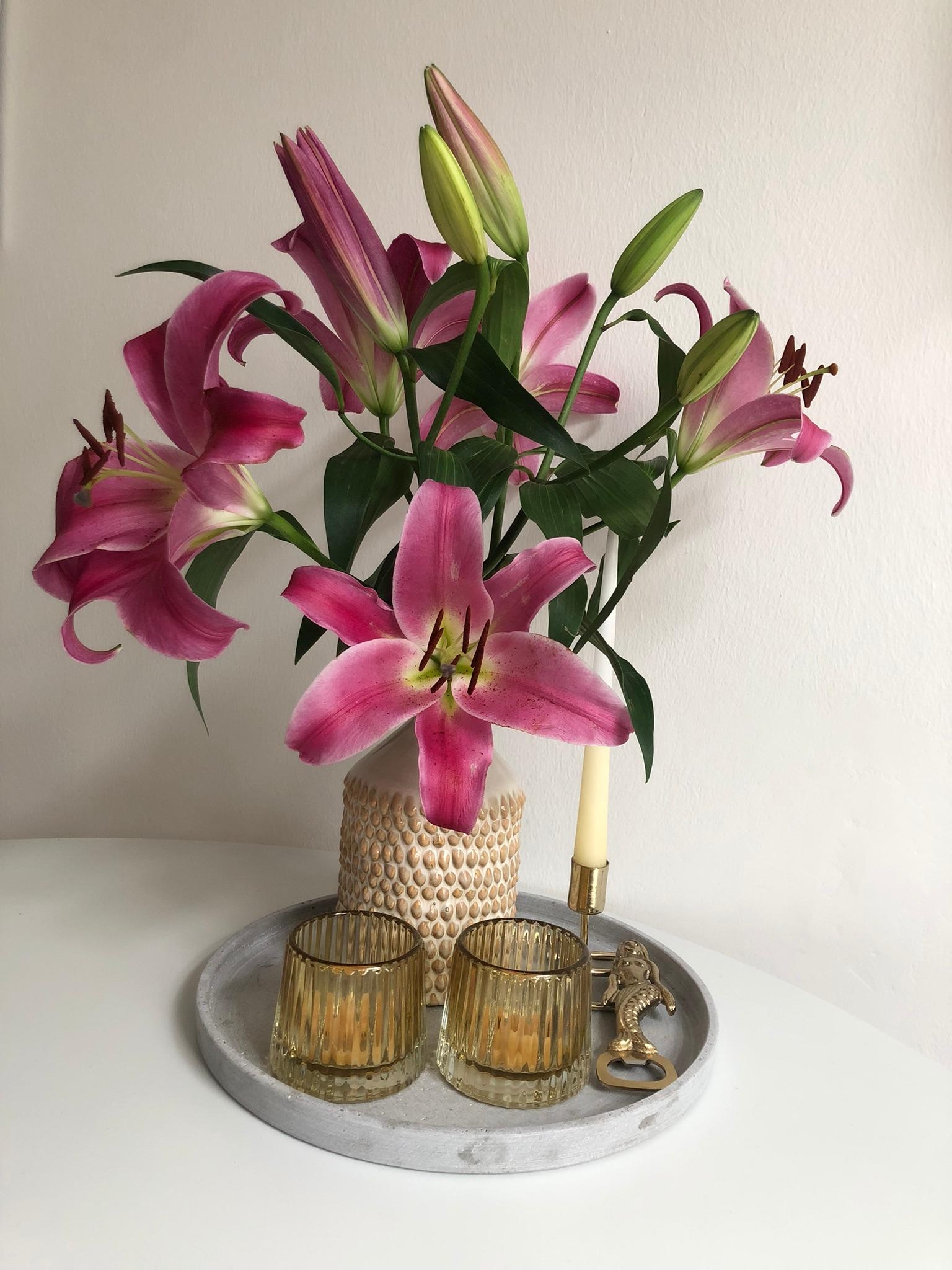 Hach, ich liebe Lilien und meine neue Vase 💕💐
#lilien #blumenstrauß #blumen #tischdeko #frischeblumen #vase 
