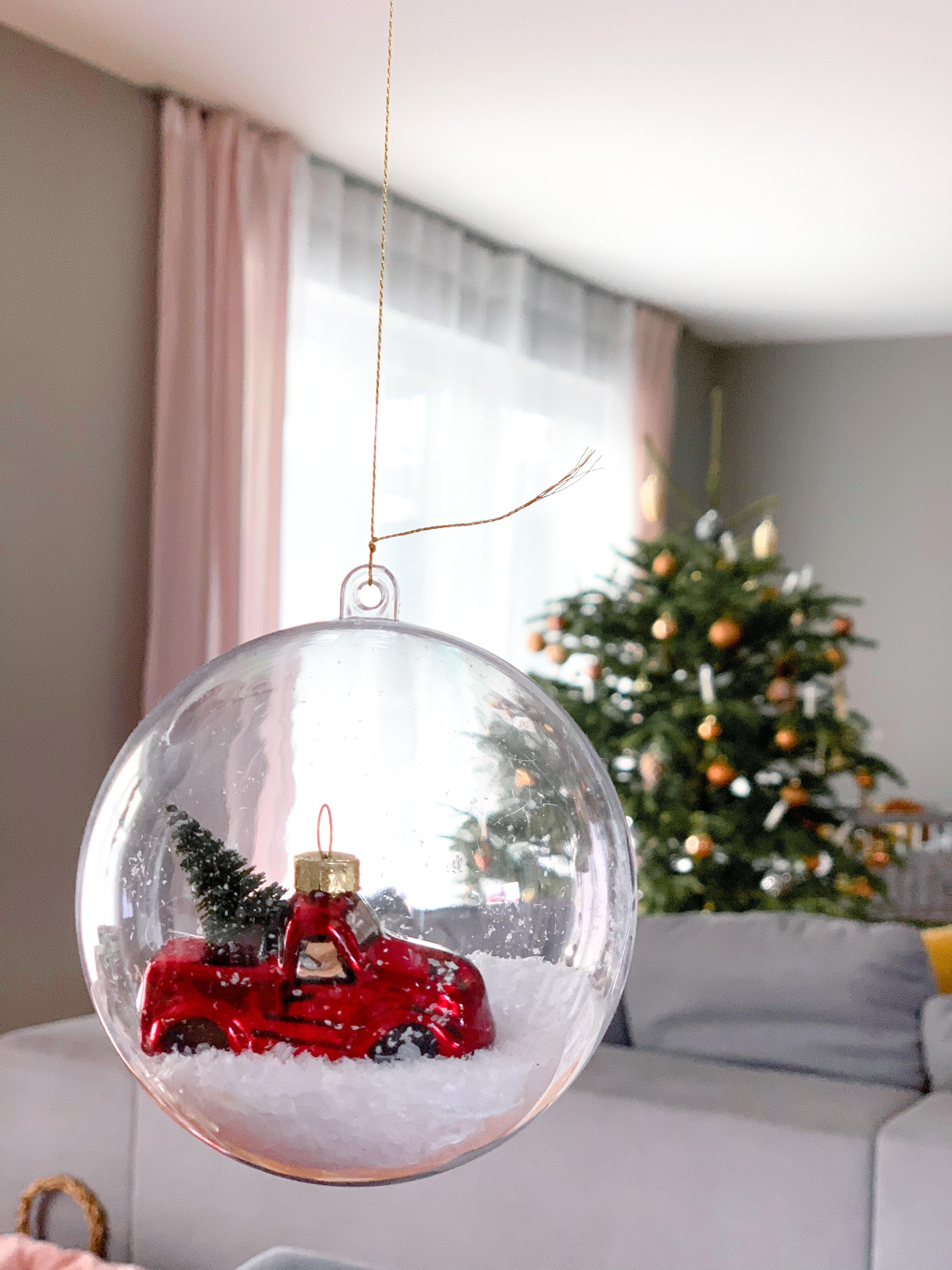Hängende Tischdeko #weihnachten #christbaumkugel #baumschmuck #deko #weihnachtsdeko #schnee