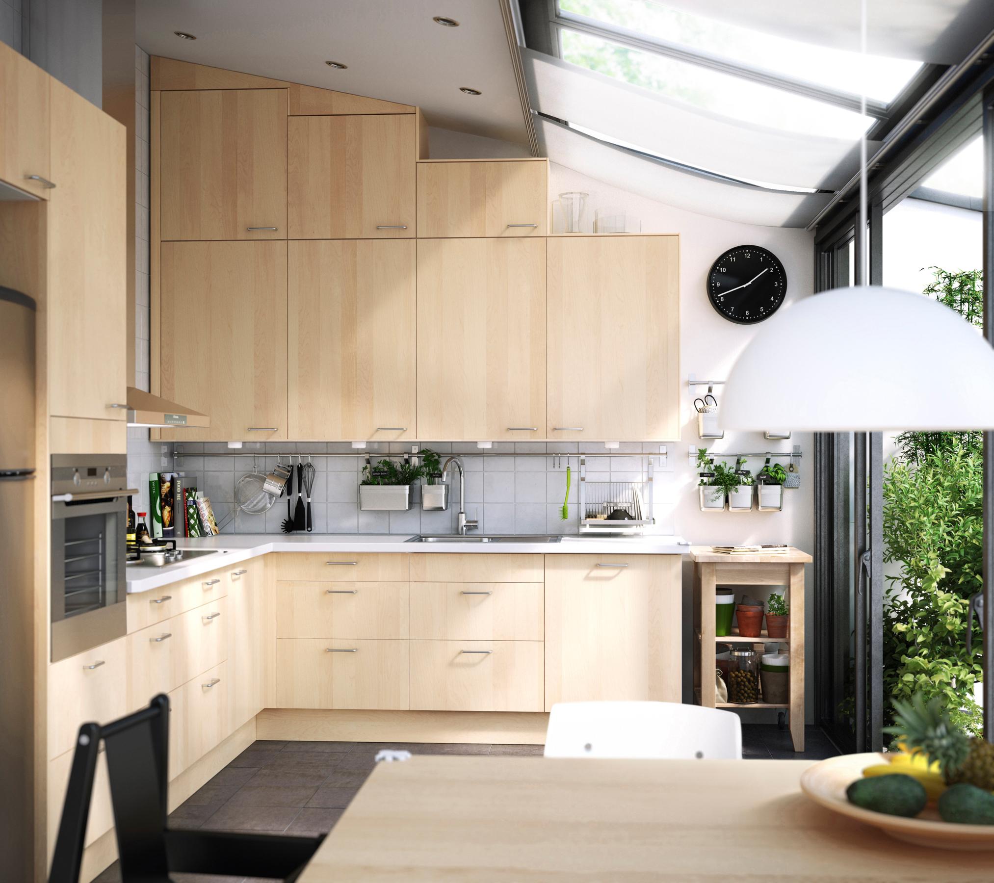 Hängeschränke mit Birkenfurnier in moderner Küche #hängeschrank #ikea #dachschrägenküche ©Inter IKEA Systems B.V