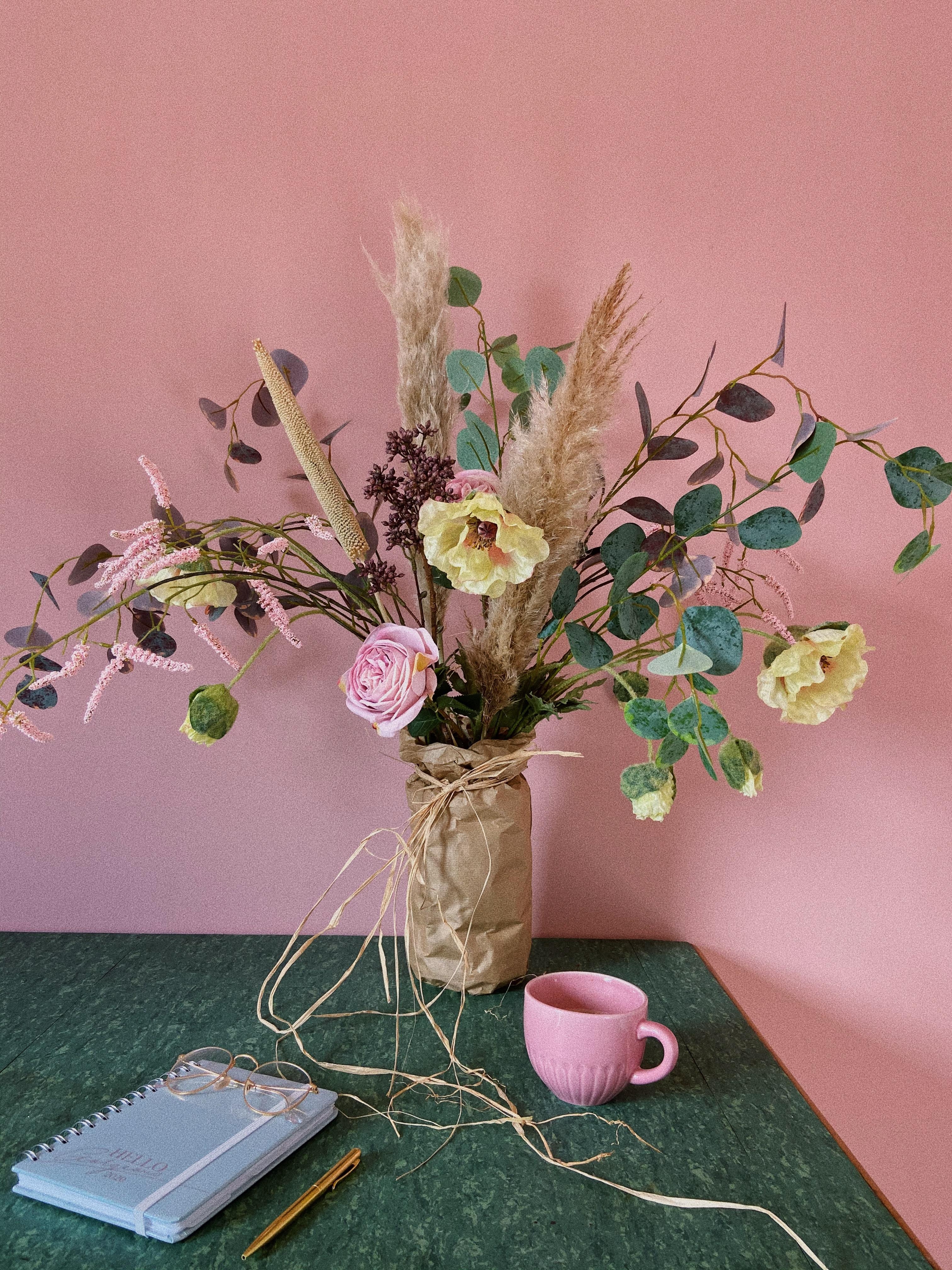 Halli Hallo ♥️ Mein selbst gebundener Blumenstrauß aus künstlichen Blumen für euch . Die Blumen sehen aus wie echt oder ?