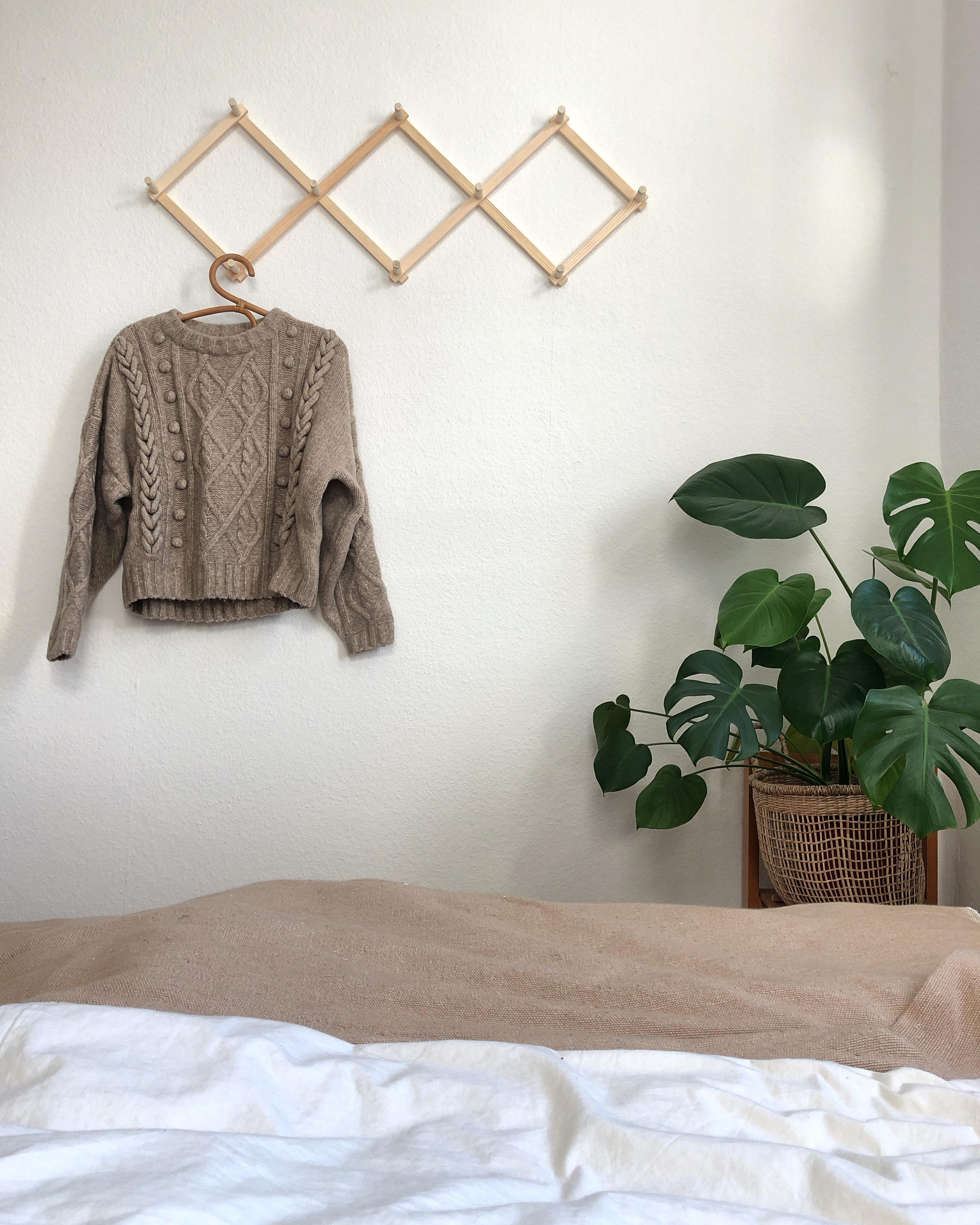 Hallo aus dem #schlafzimmer 👋🏼 #zickzackgarderobe #monstera #minimalistisch 