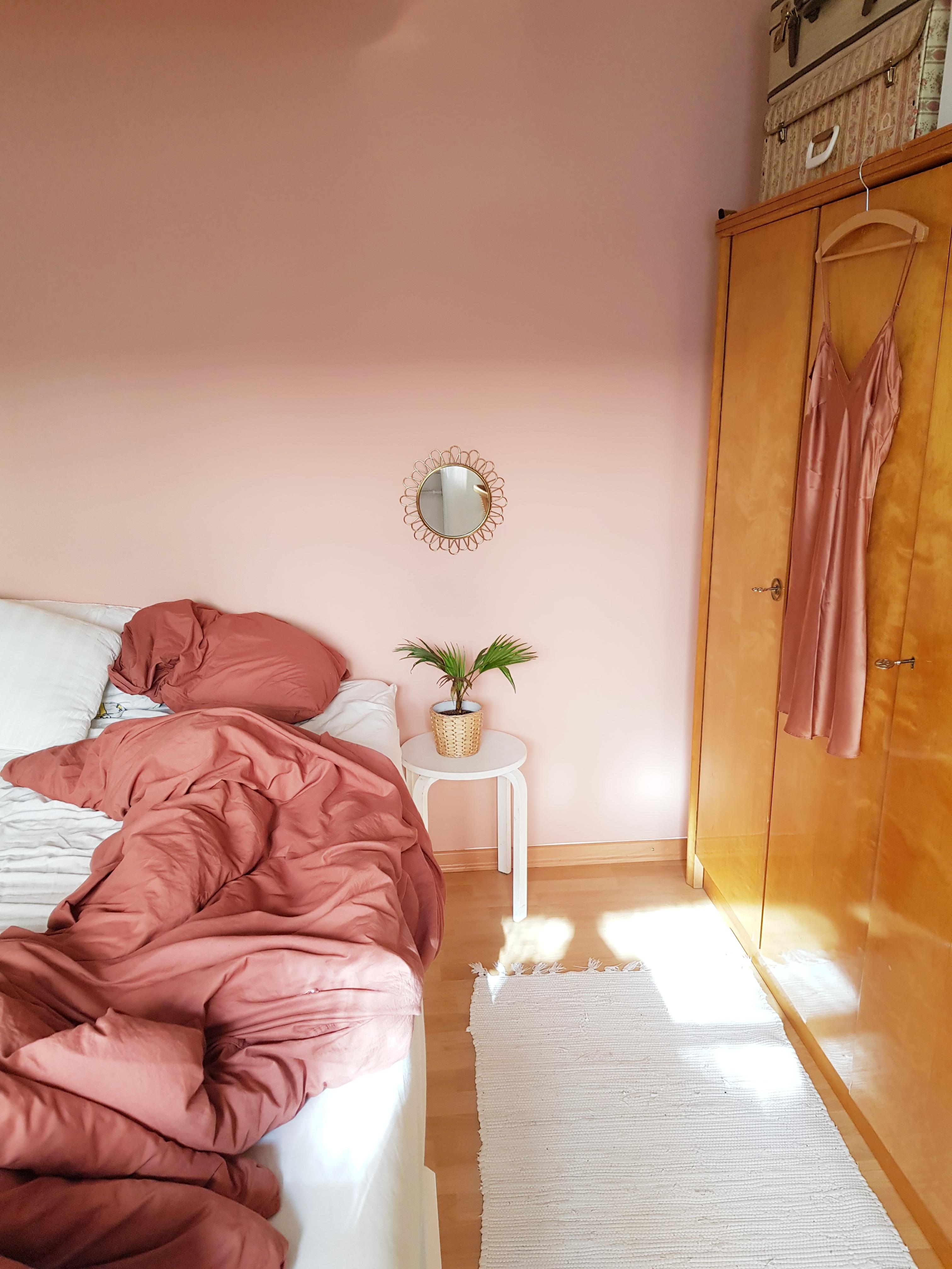 Hallo ihr Lieben, ich sage hallo mit einem ersten Foto aus dem Schlafzimmer - frisch wachgeküsst von der Sonne. #neuhier