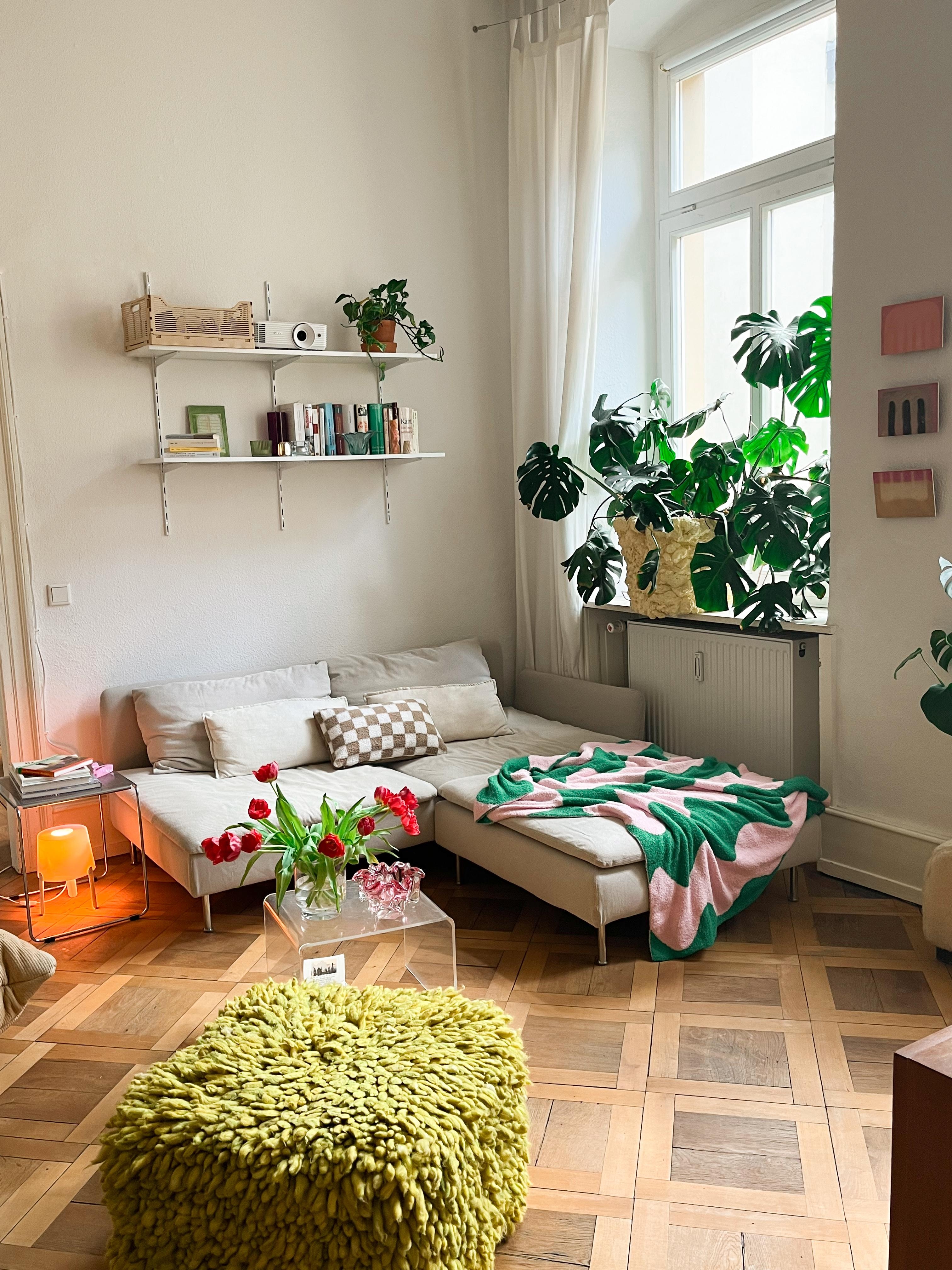 Hallo liebe Couchcommunity, ich heiße Inken, wohne in einem
Altbau in Mannheim und bin neu hier 🙃
Da starte ich doch gleich mit einem Bild meiner Couch 😉
