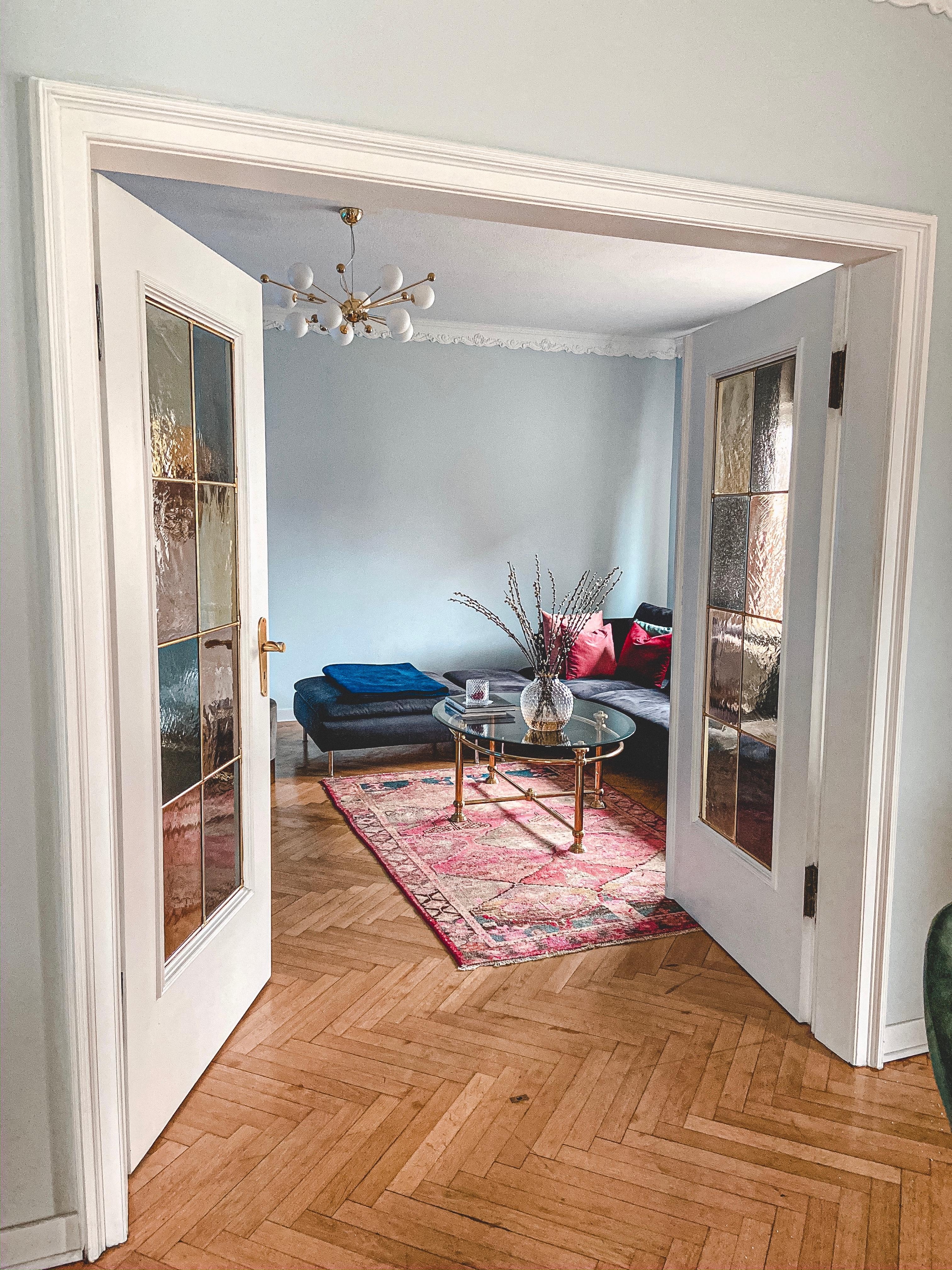 Hallo von meinem Lieblingsort♥️ 
#wohnzimmer #altbau #couchstyle