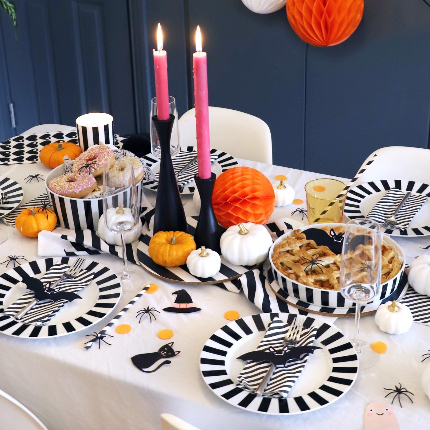 Halloween inspirierten Tisch gedeckt. In schwarz-weiss und mit Tischkonfetti #tischdecken #schwarzweiss #halloweendeko #dekoliebe 