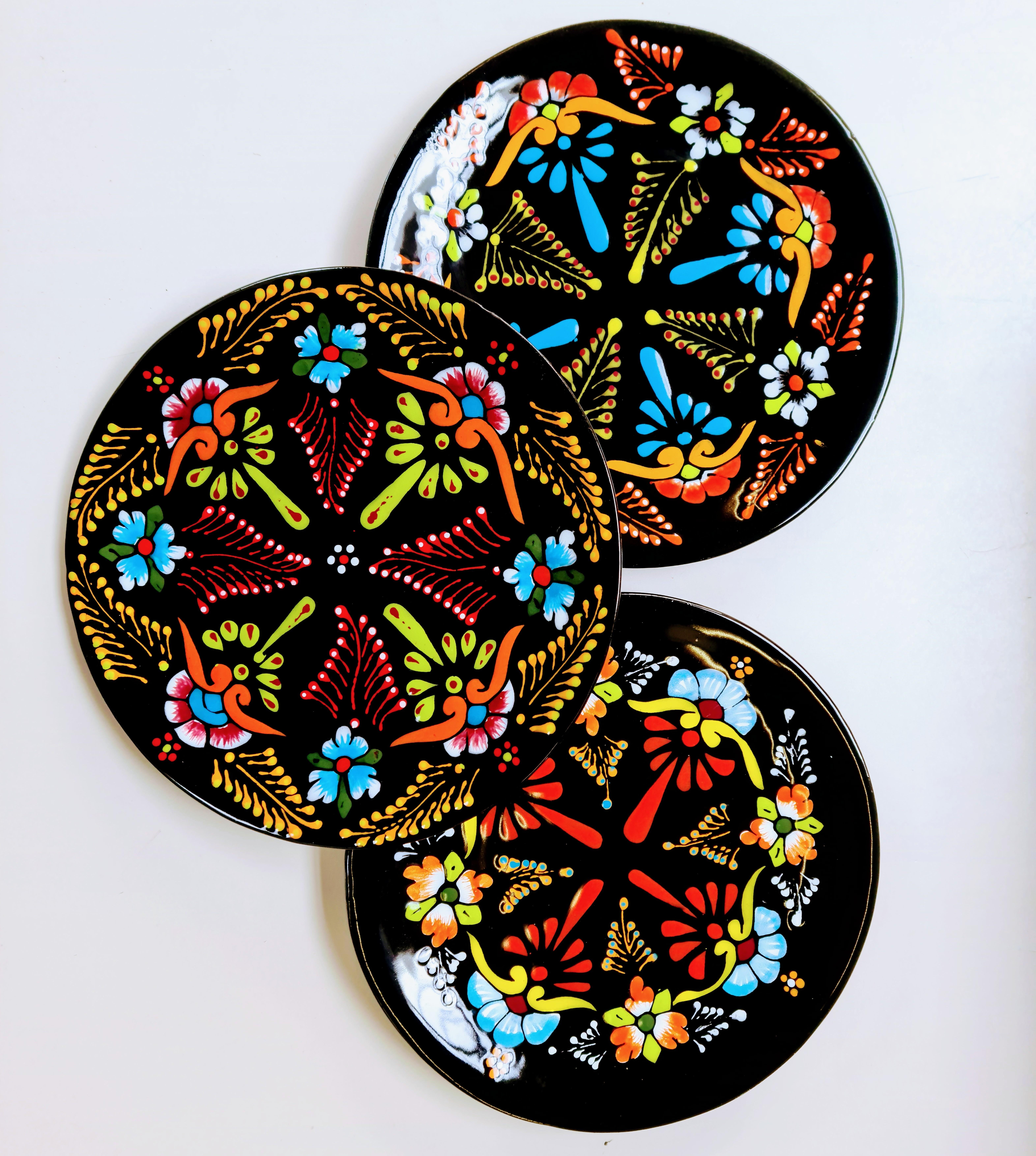 Handbemaltes #geschirr in floralem Design für eine ausgefallene #tischdeko