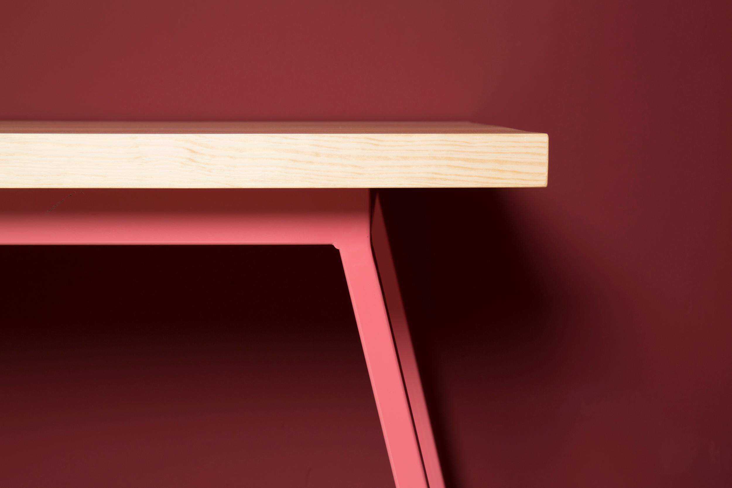 Handgemachter Tisch aus recyceltem Bauholz und Stahl | VALKENBURG Altrosa