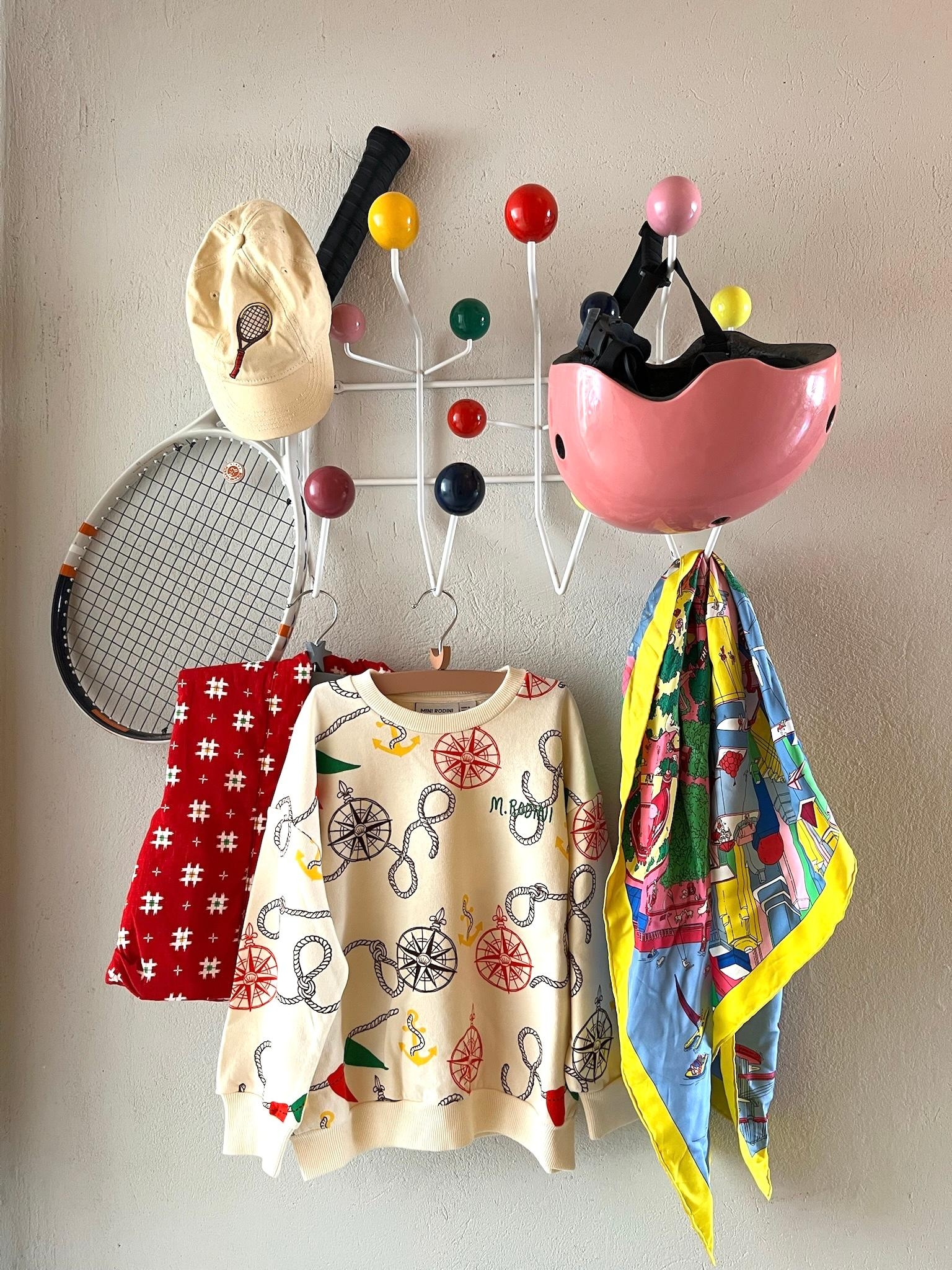 Hang it all. Mit viel Krimskrams
#Garderobe #Handitall #Vitra #Designklassiker #bunt #Flur