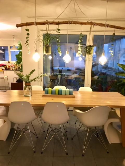 🌿🌿Hanging Eucalyptus 🌿on our #diy tree branch lamp 🌿🌿🐼 🌿🌿 #hygge #interior #urbanjungle