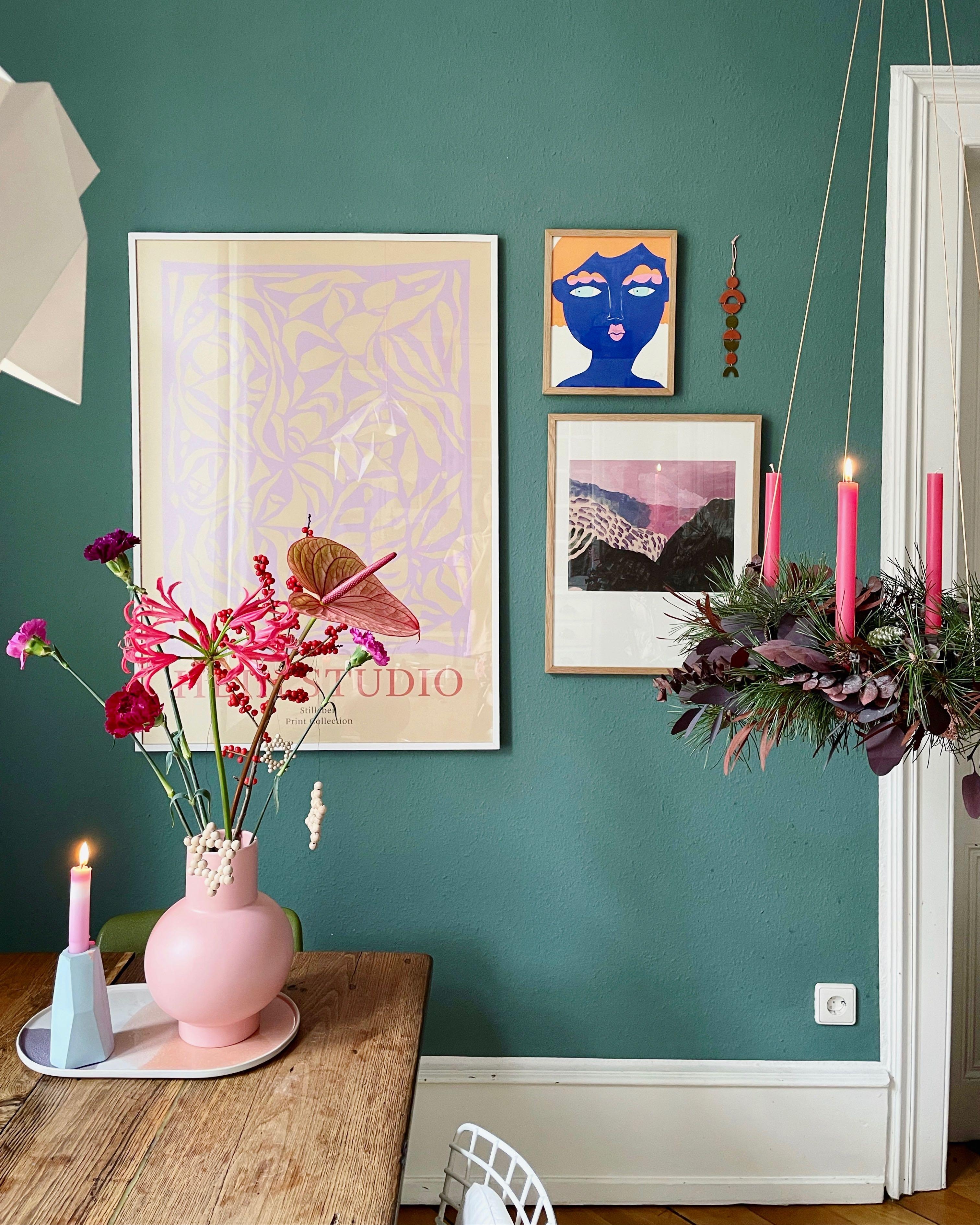 #hangingdecor #adventskranz #pinkflowers #freshdecor #decoration #christmas #interior #couchstyle #livingroom @Studiobloom_design