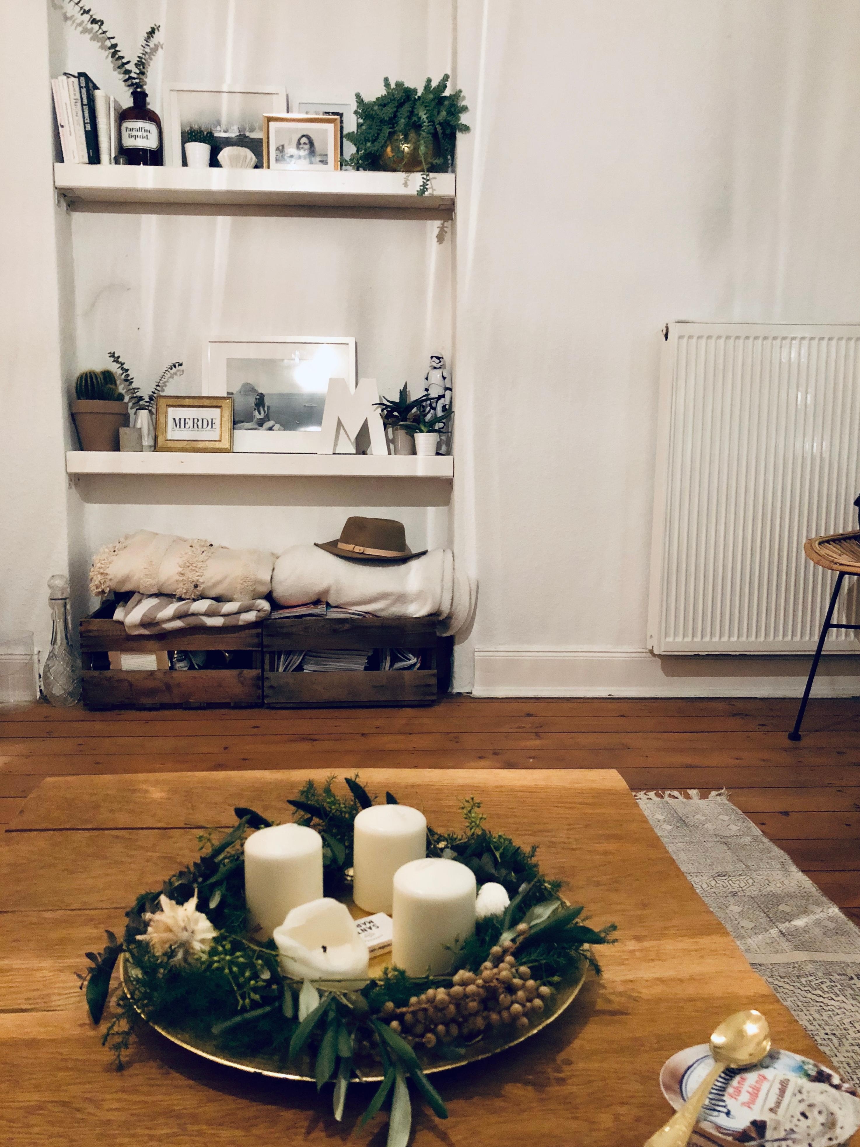 Happy 1. Advent #adventskranz #weihnachtsdeko #eukalyptus #wohnzimmer #kerzen #weinkisten #bielefeld