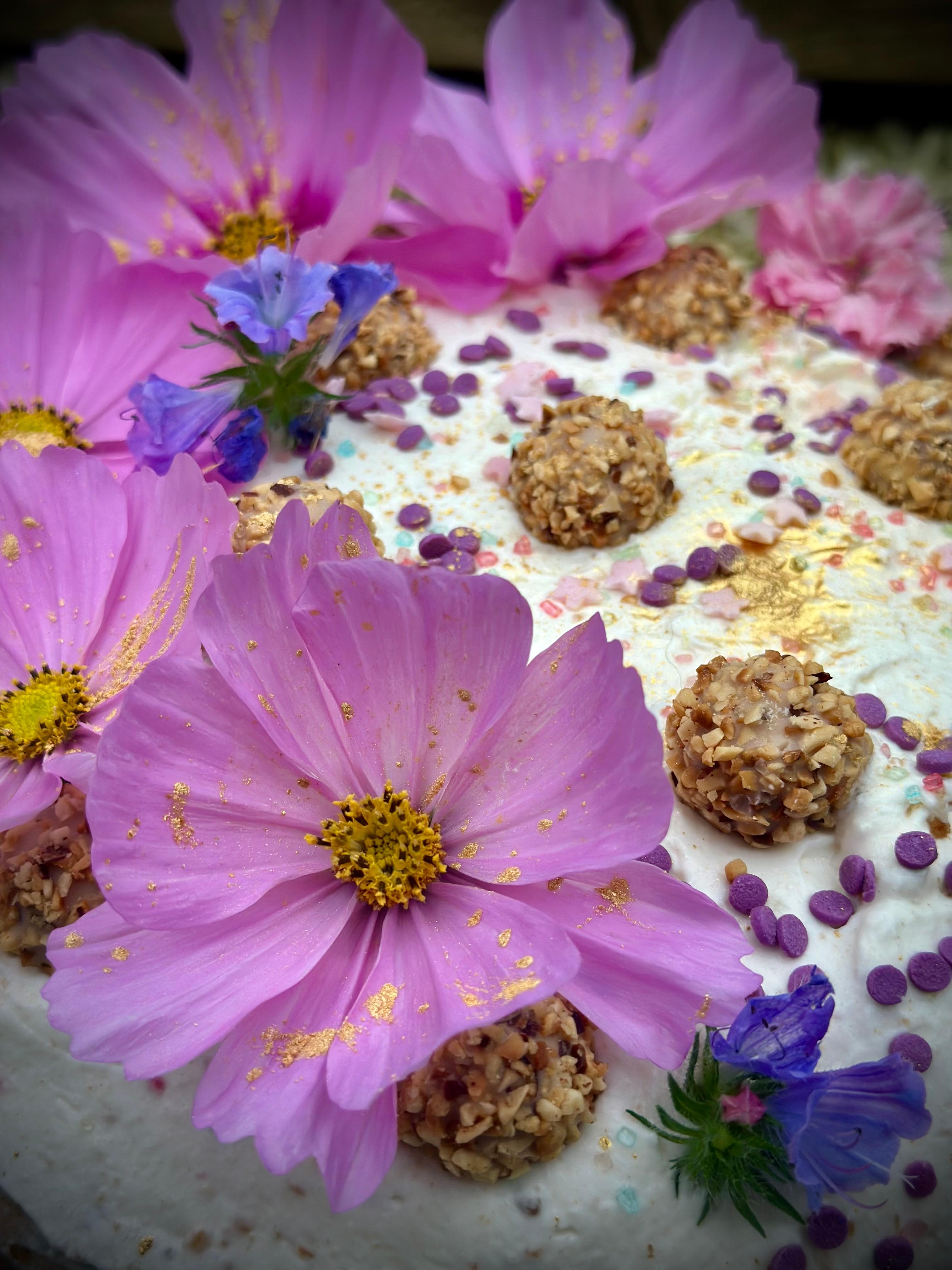 Happy Birthday , Mum 💜

#kuchen #torte #couchliebt #blumen #goldstaub #bakingacake #tortendeko #dasgrossebacken #ichliebedeko #hatwasmeditatives 