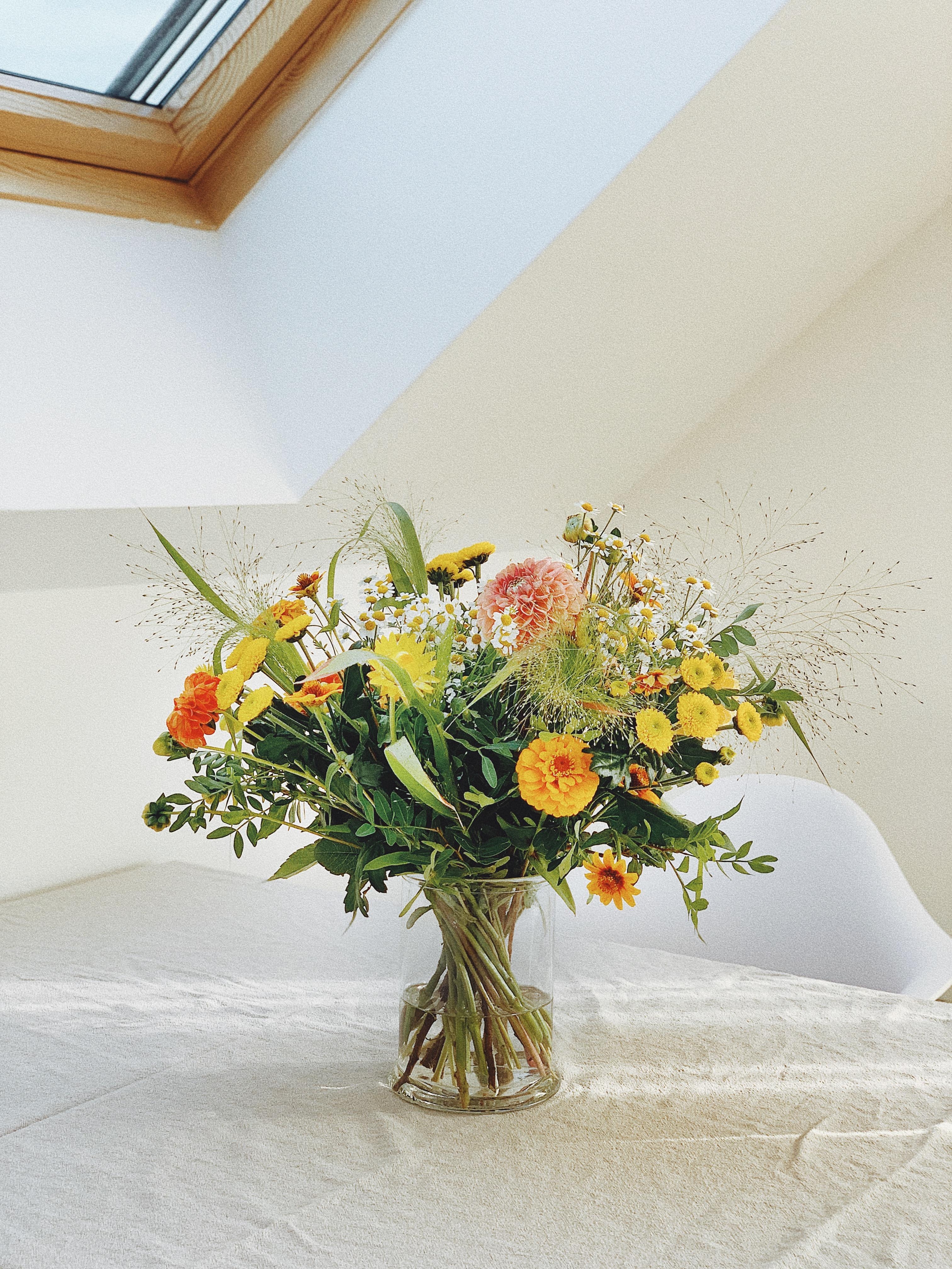 Happy #flowerfriday 💛 #flowers #herbst #blumenstrauß #interior #deko #herbststimmung #cozy #kitchen #diningtable 