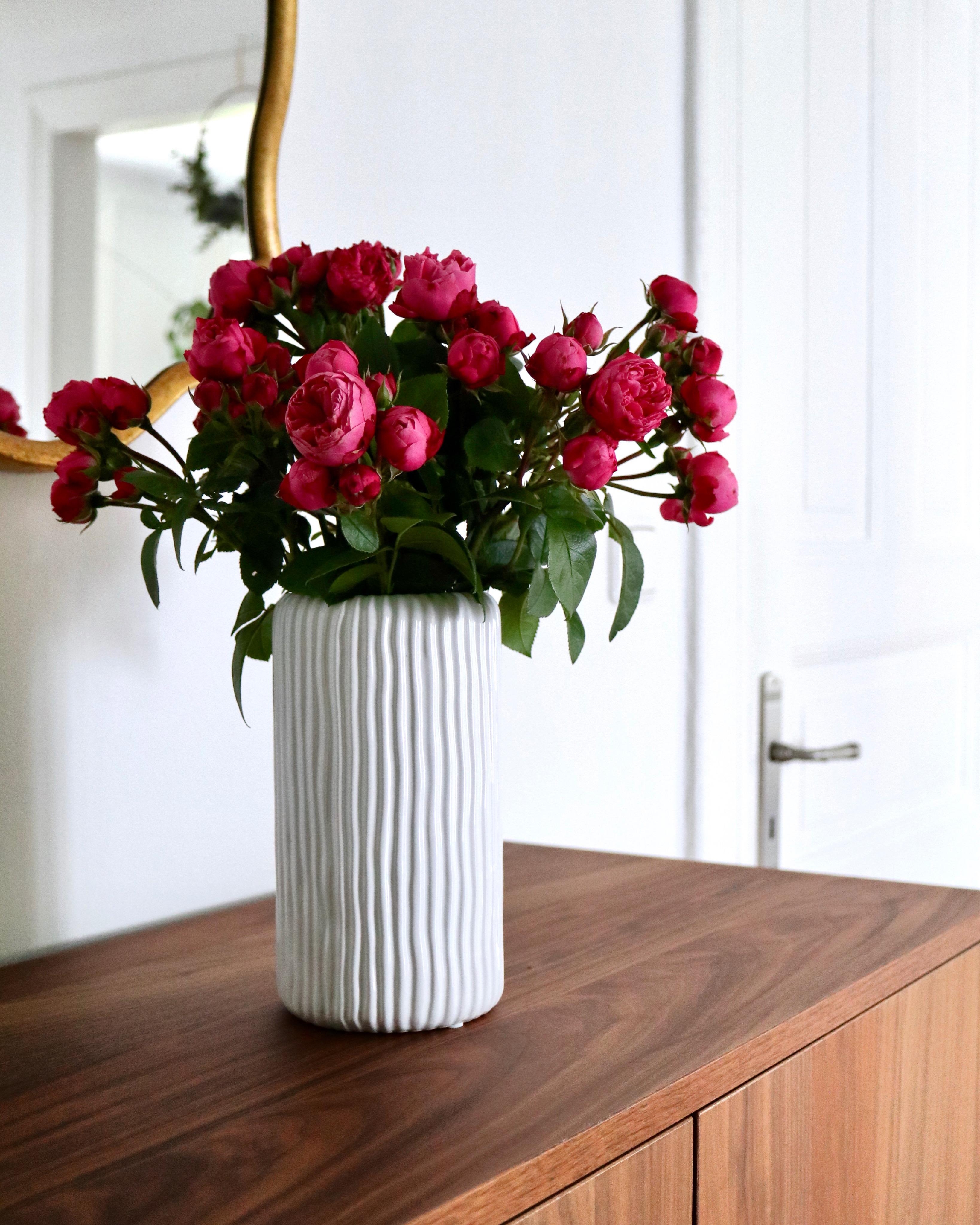 Happy #freshflowerfriday! Habt ein feines Wochenende! #rosen #pink #vase
