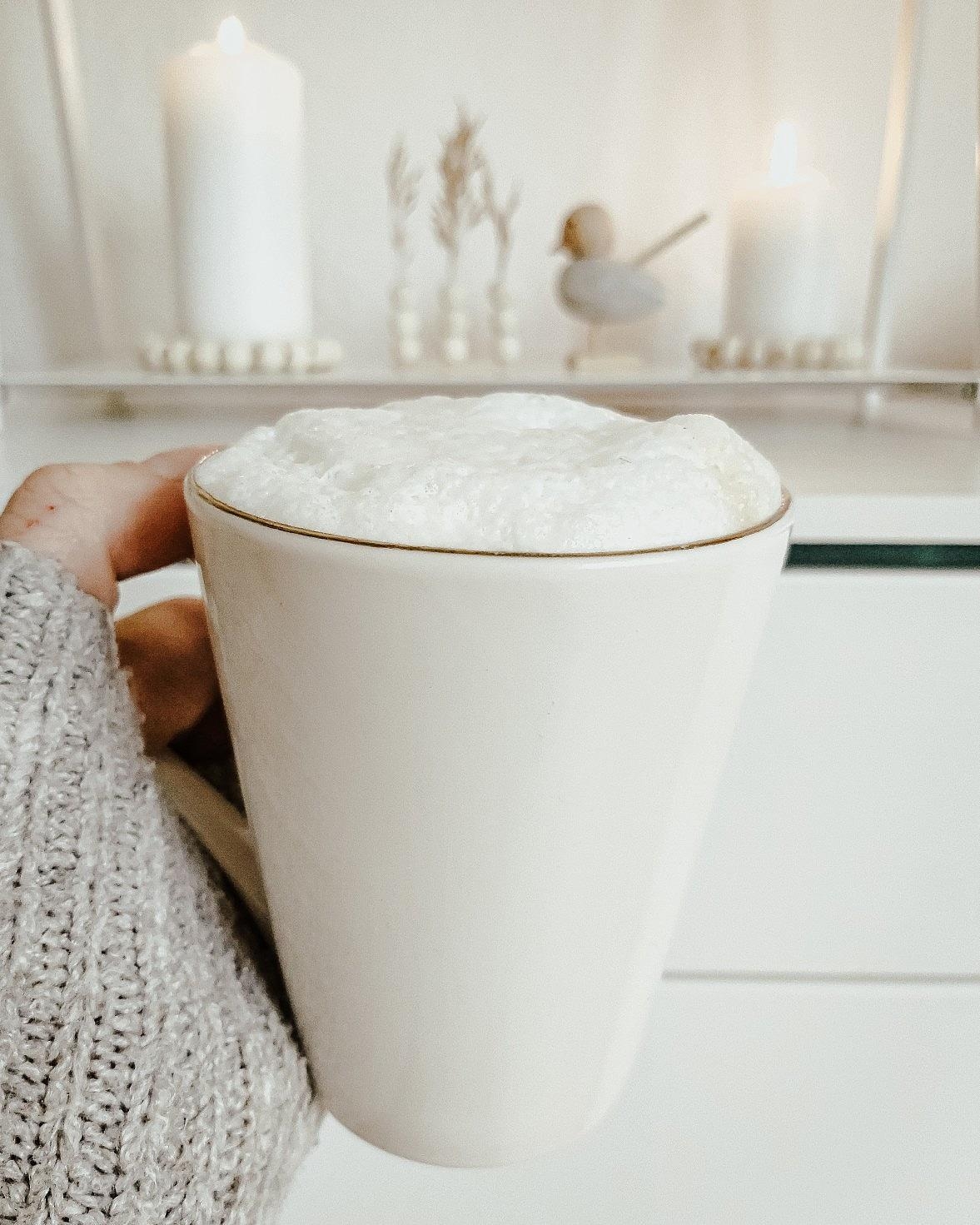 Happy friday 🤍. But first coffee ☕... #couchliebt #kaffee #whiteliving #diy #trockenblumen 