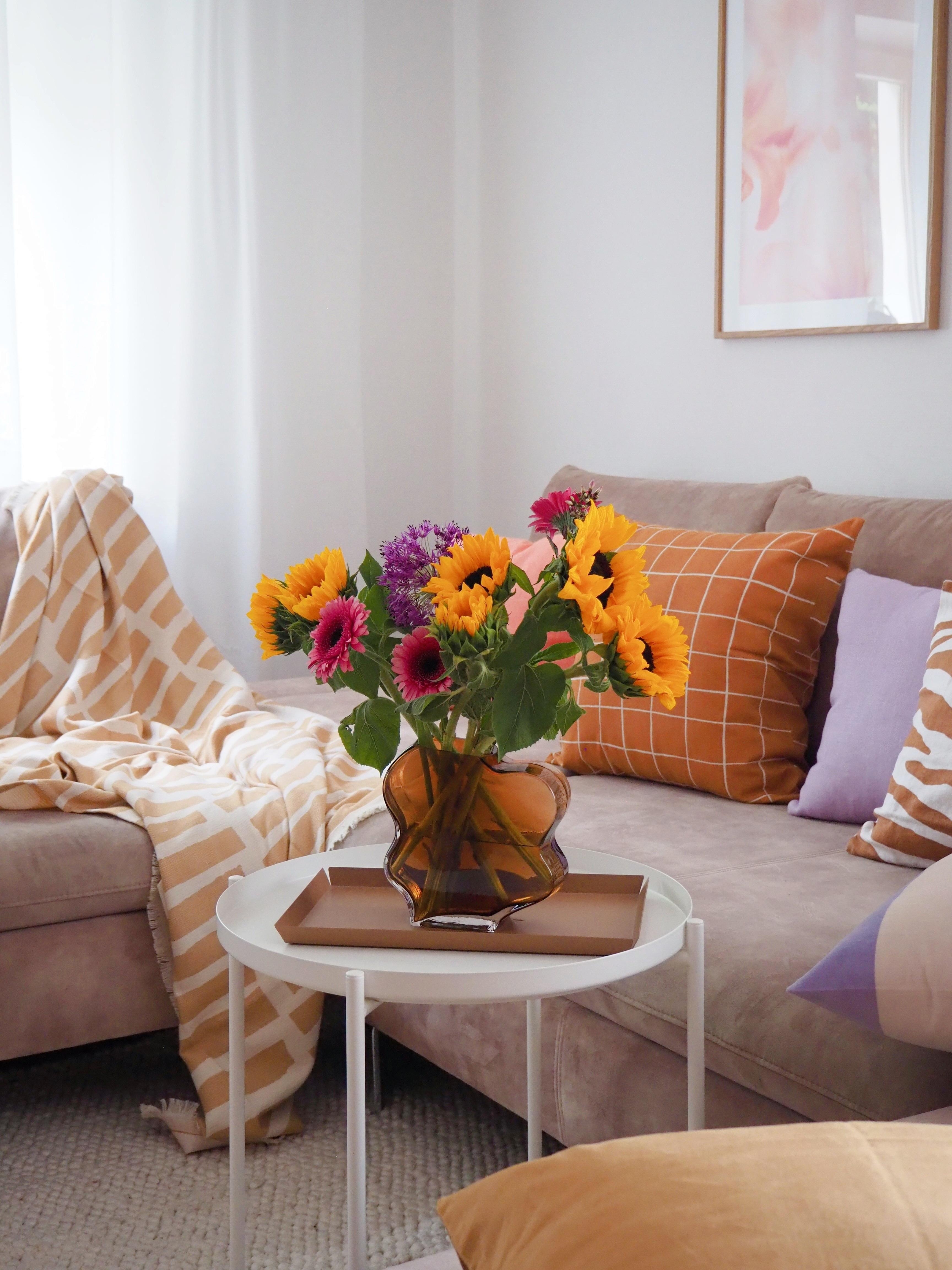 HAPPY FRIDAY aus dem #wohnzimmer #livingroom #sonnenblume #couchstyle #couch #wohnzimmerinspo