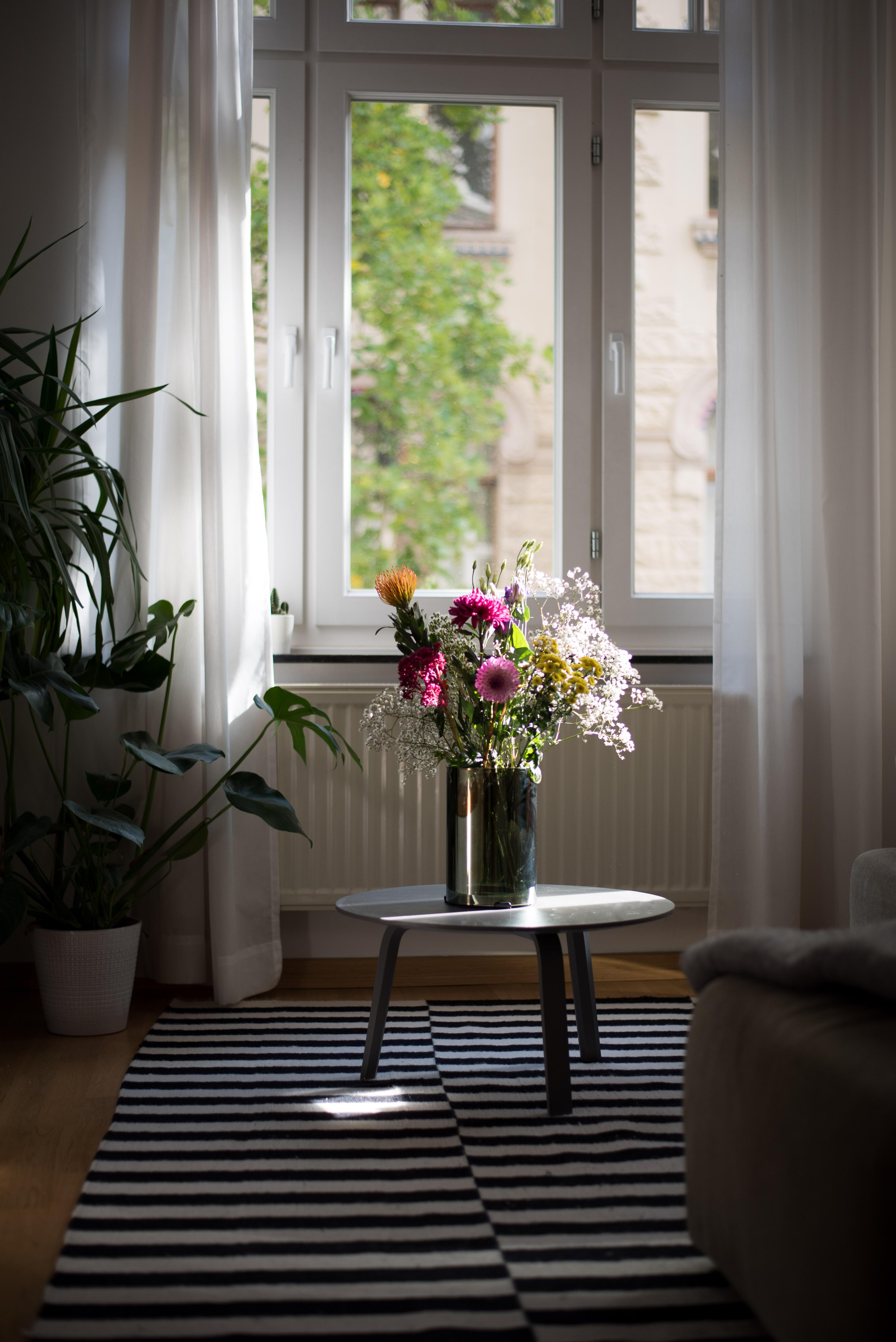 Happy Friday!!! #freshflowers #fridaymood #interior #livingroom