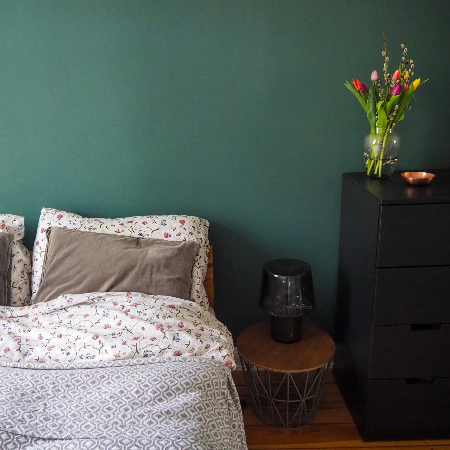 Happy Sunday! 
#bedroomdetails #schlafzimmer #grün #wandfarbe #beistelltisch #freshflowers #hygge #bett