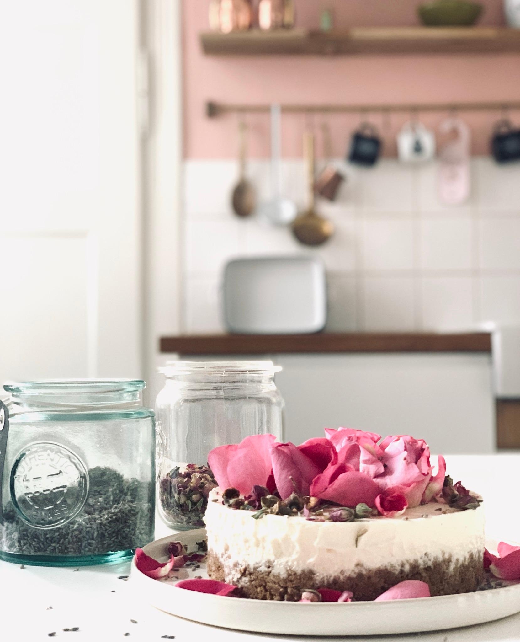 Happy Sunday. #flowercake #cakelove #lemoncheesecake #couchliebt #couchstyle 
