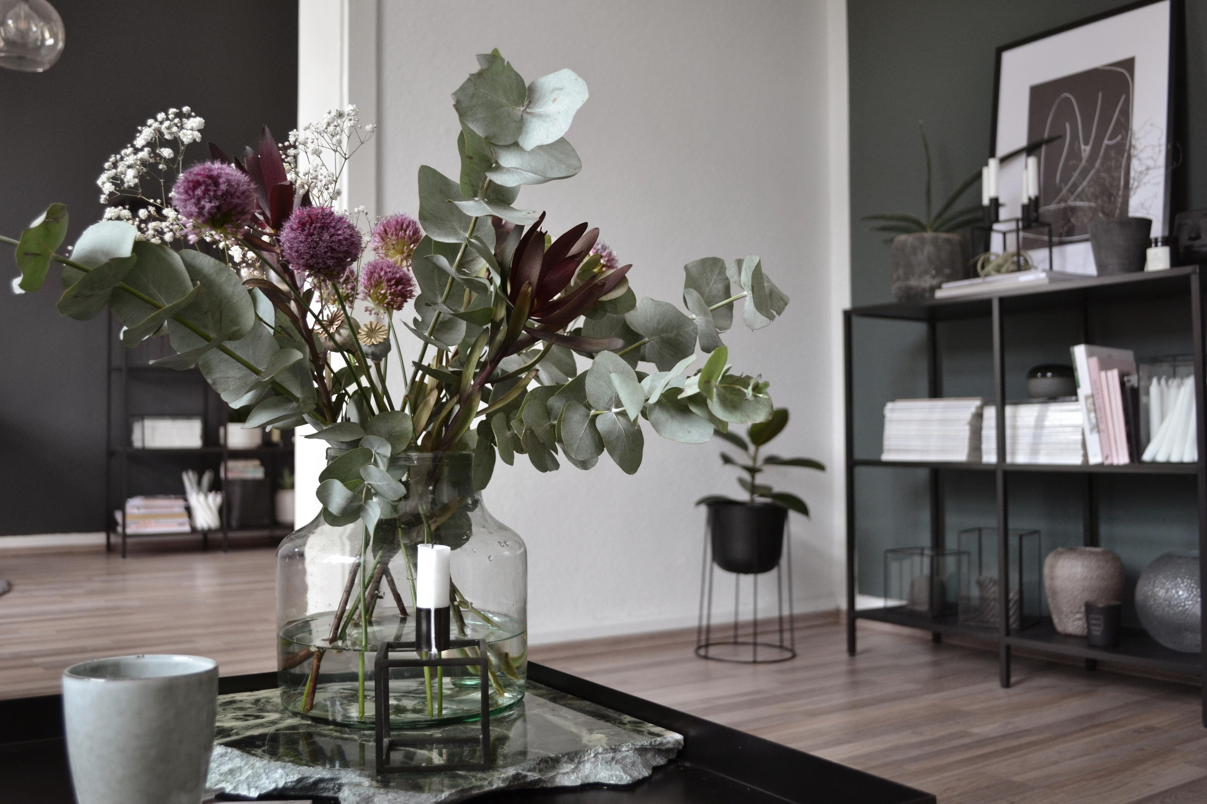 happy sunday! #flowerlove #wildbouquet #interiordecoration #interiordesign #couchstyle #livingroom #freshflowers