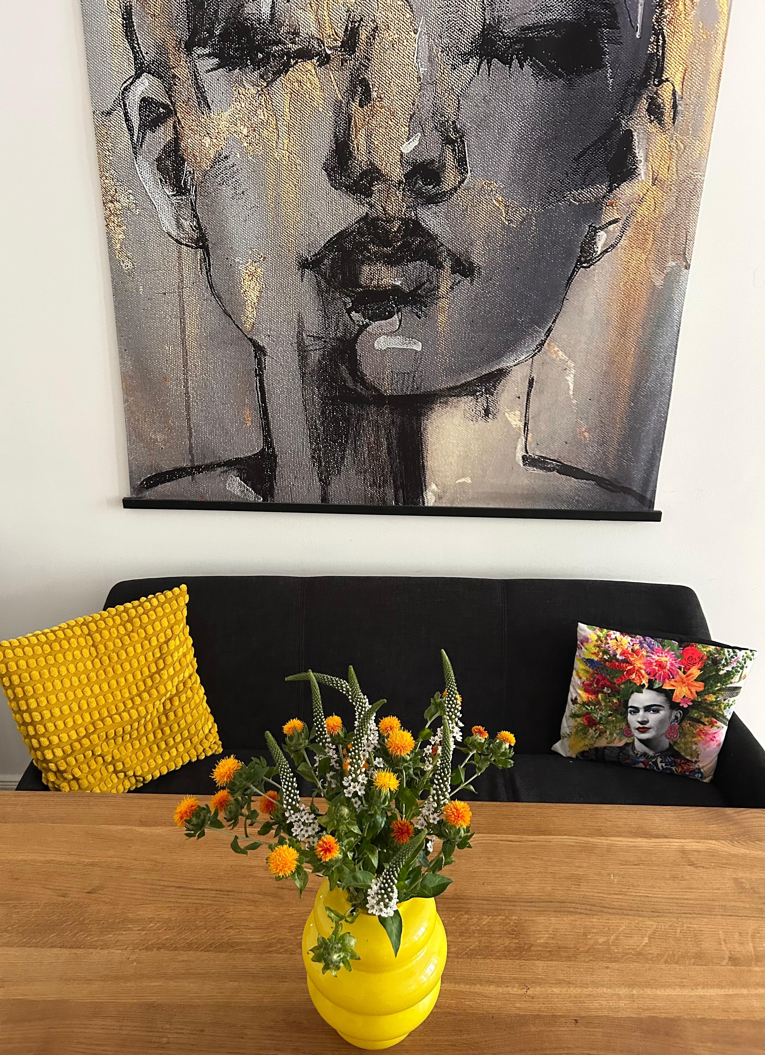 Happy #Sunday #Sitzbank #Wohnzimmer #gelb #Blumen #Wandgestaltung #Kunst