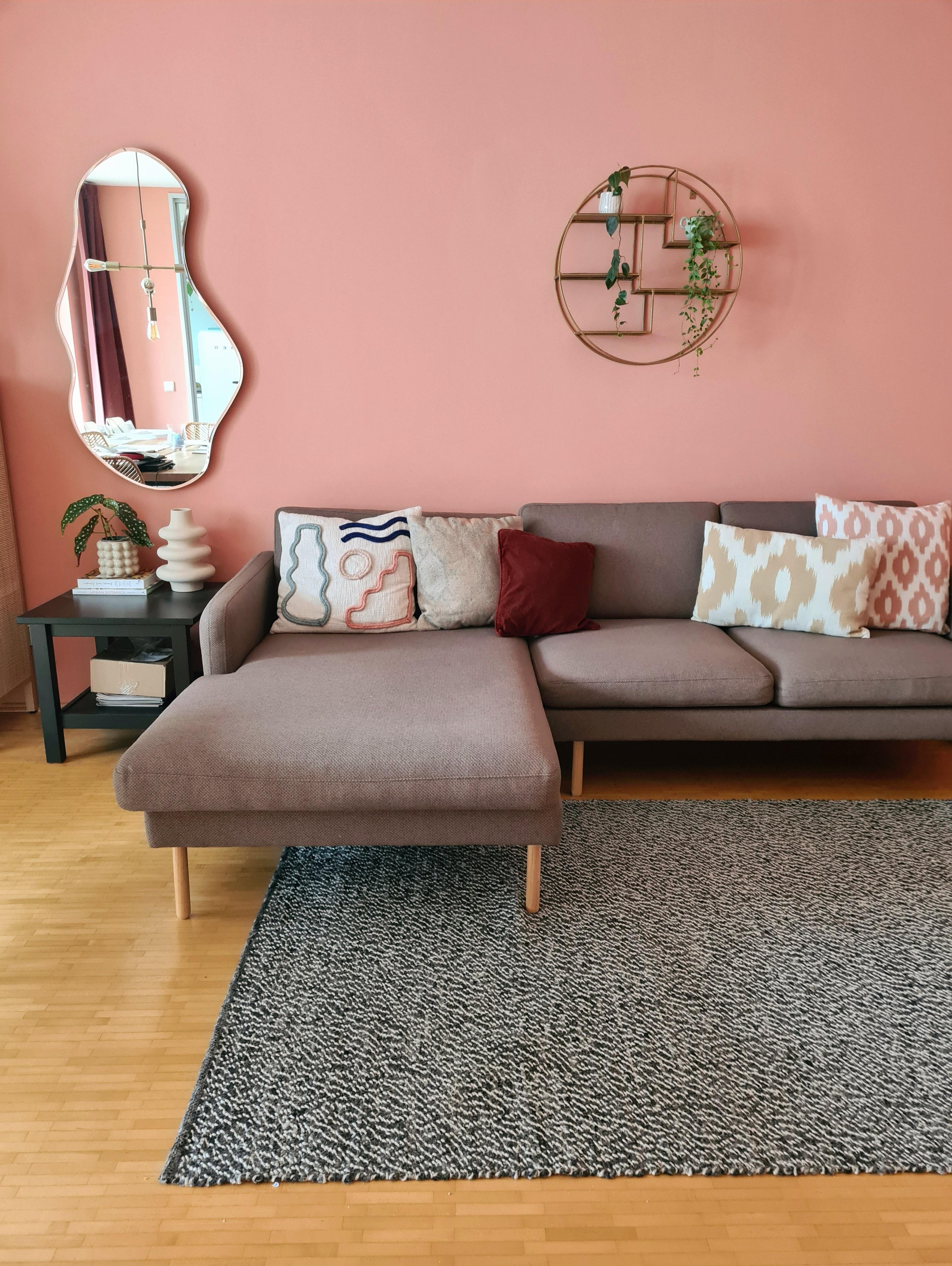 Happy Sunday! (von der Couch, auf der ich diesen Text gerade tippe) #couch #sofa #wohnzimmer #wandfarbe #spiegel